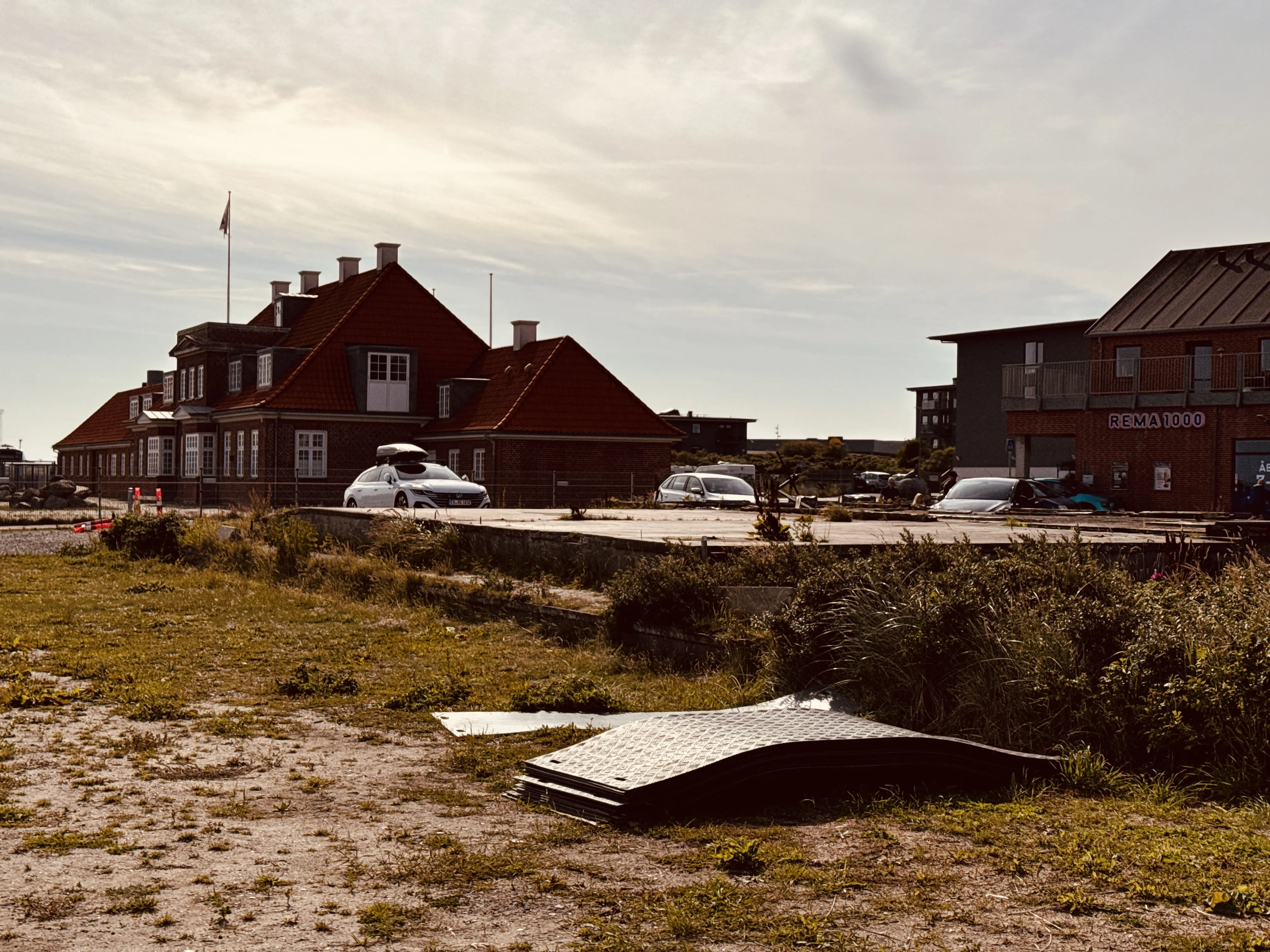 Billede af resterne af Hirtshals Havn Stations varehus. Billede af resterne af Hirtshals Havn Stations varehus.