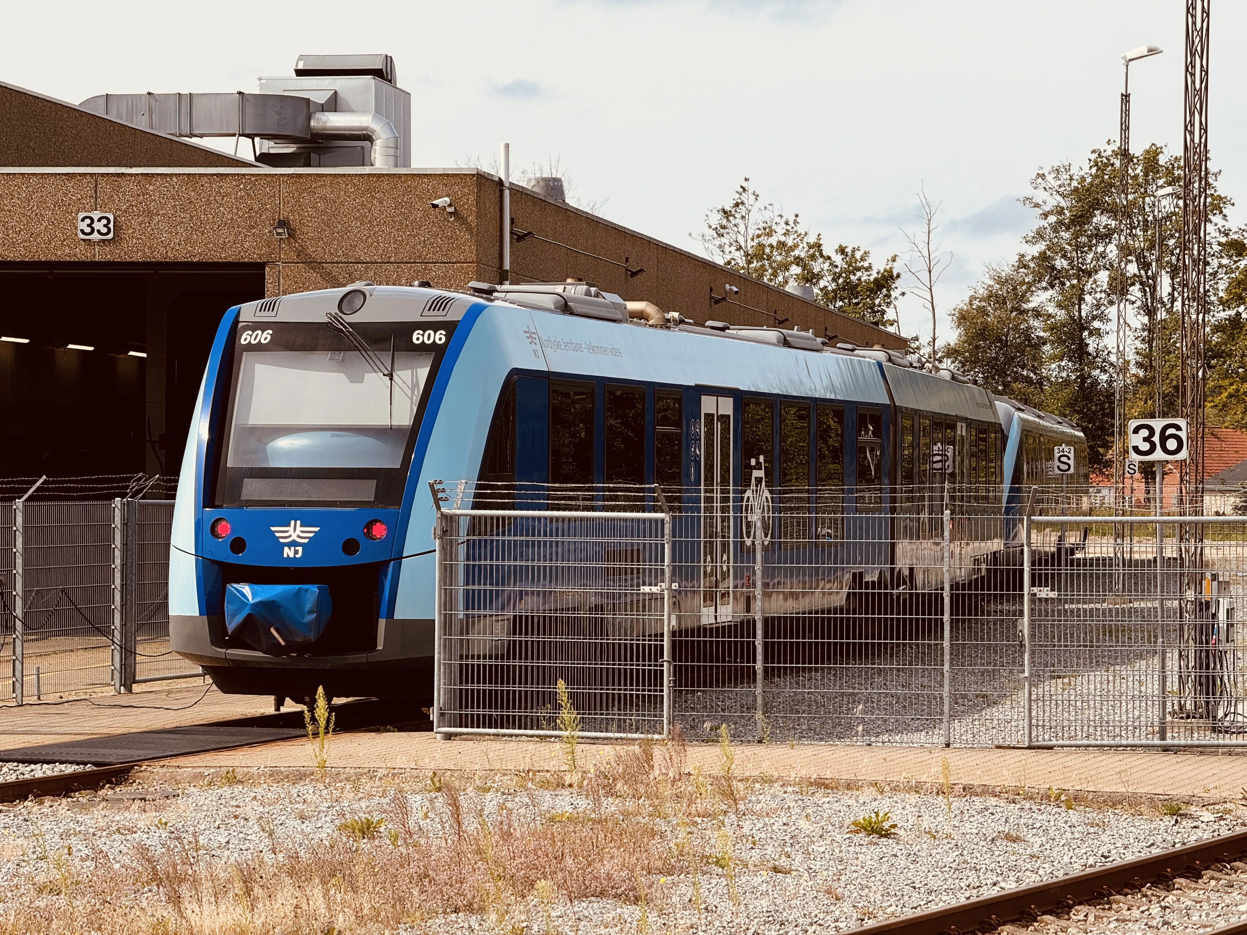 Billede af NJJ LM 606 fotograferet ud for Hjørring Remise. Billede af NJJ LM 606 fotograferet ud for Hjørring Remise.