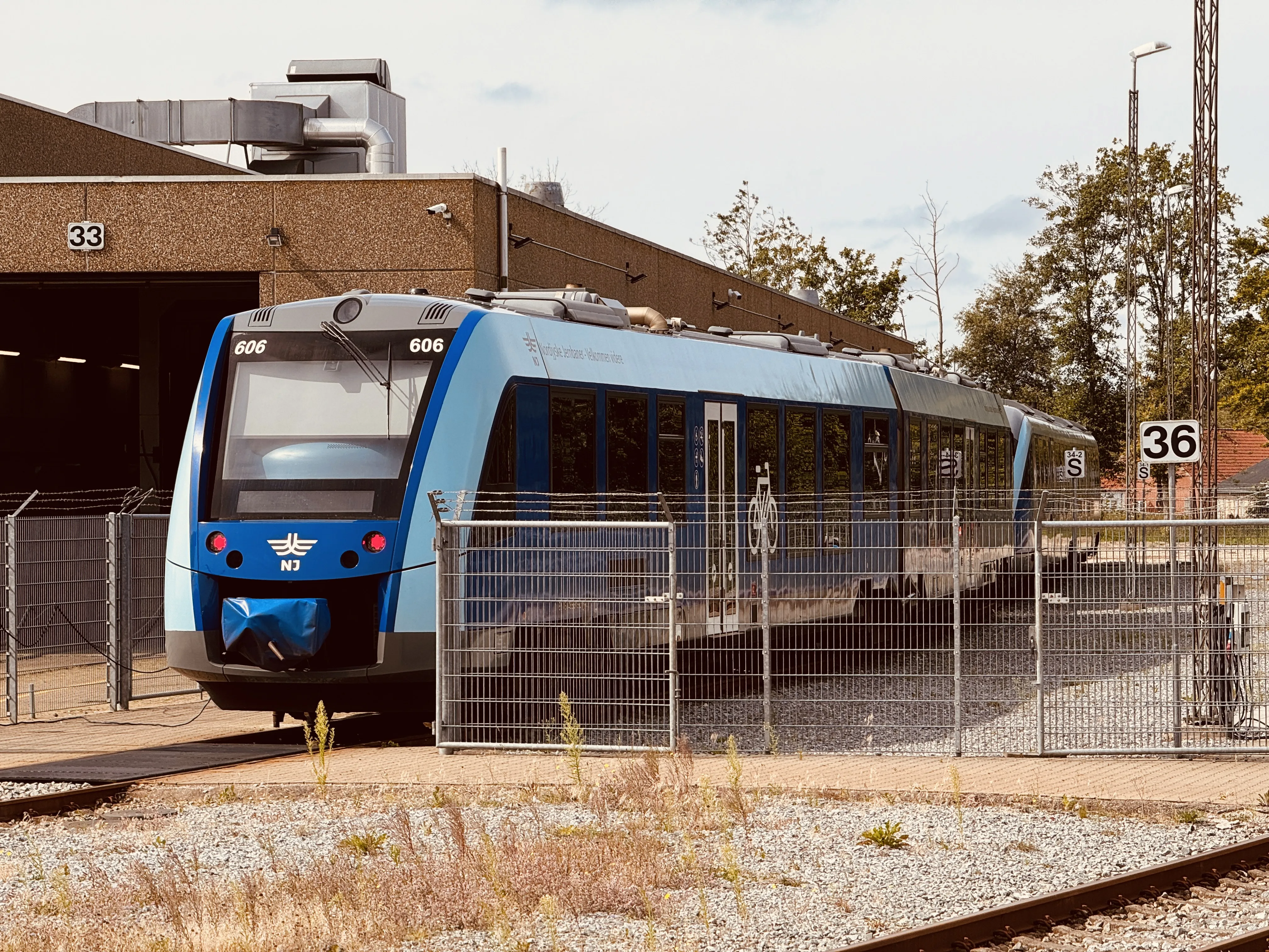 Billede af NJJ LM 606 fotograferet ud for Hjørring Remise. Billede af NJJ LM 606 fotograferet ud for Hjørring Remise.