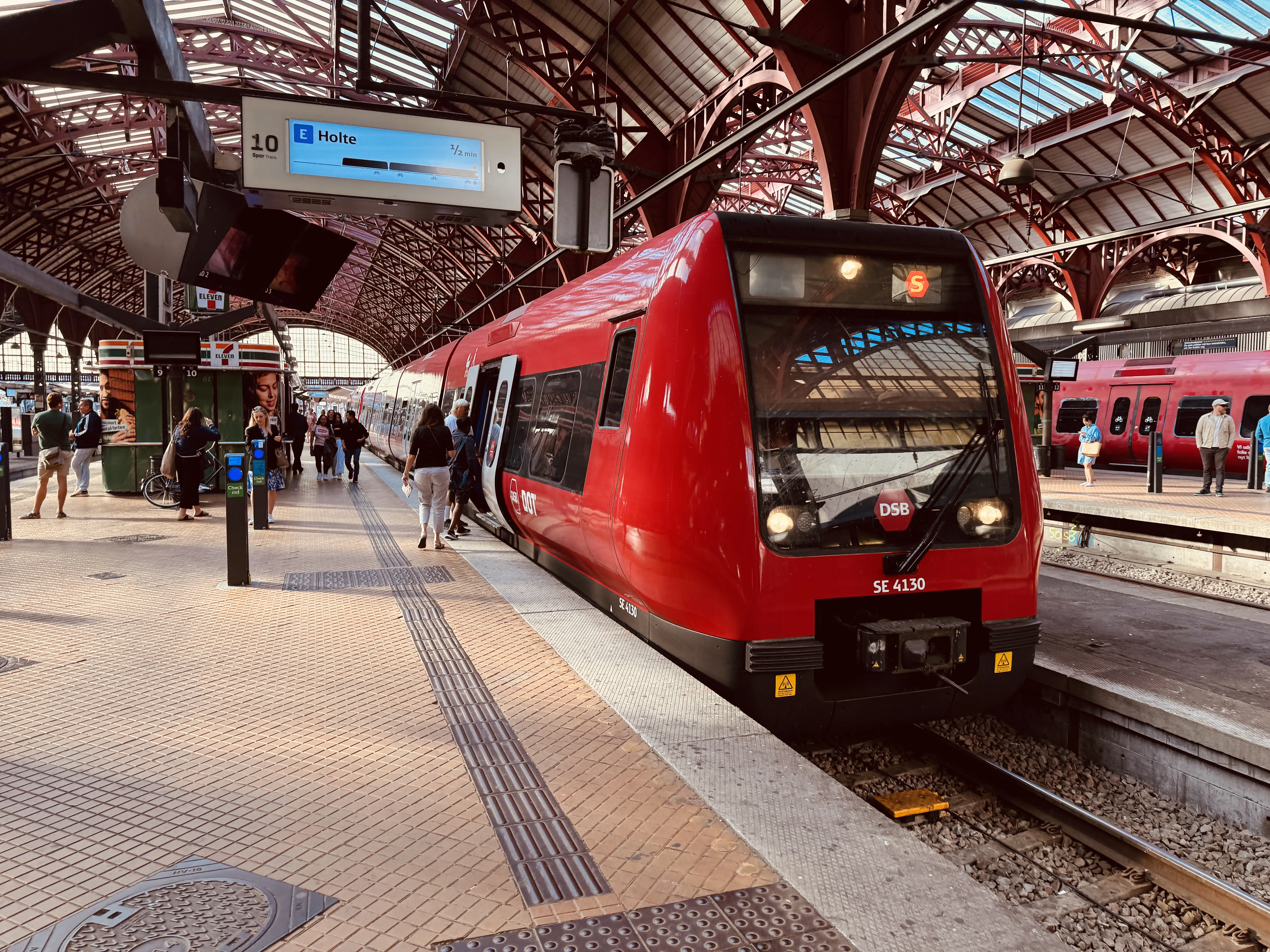 Billede af DSB SE 4130 fotograferet ud for København Hovedbanegård.