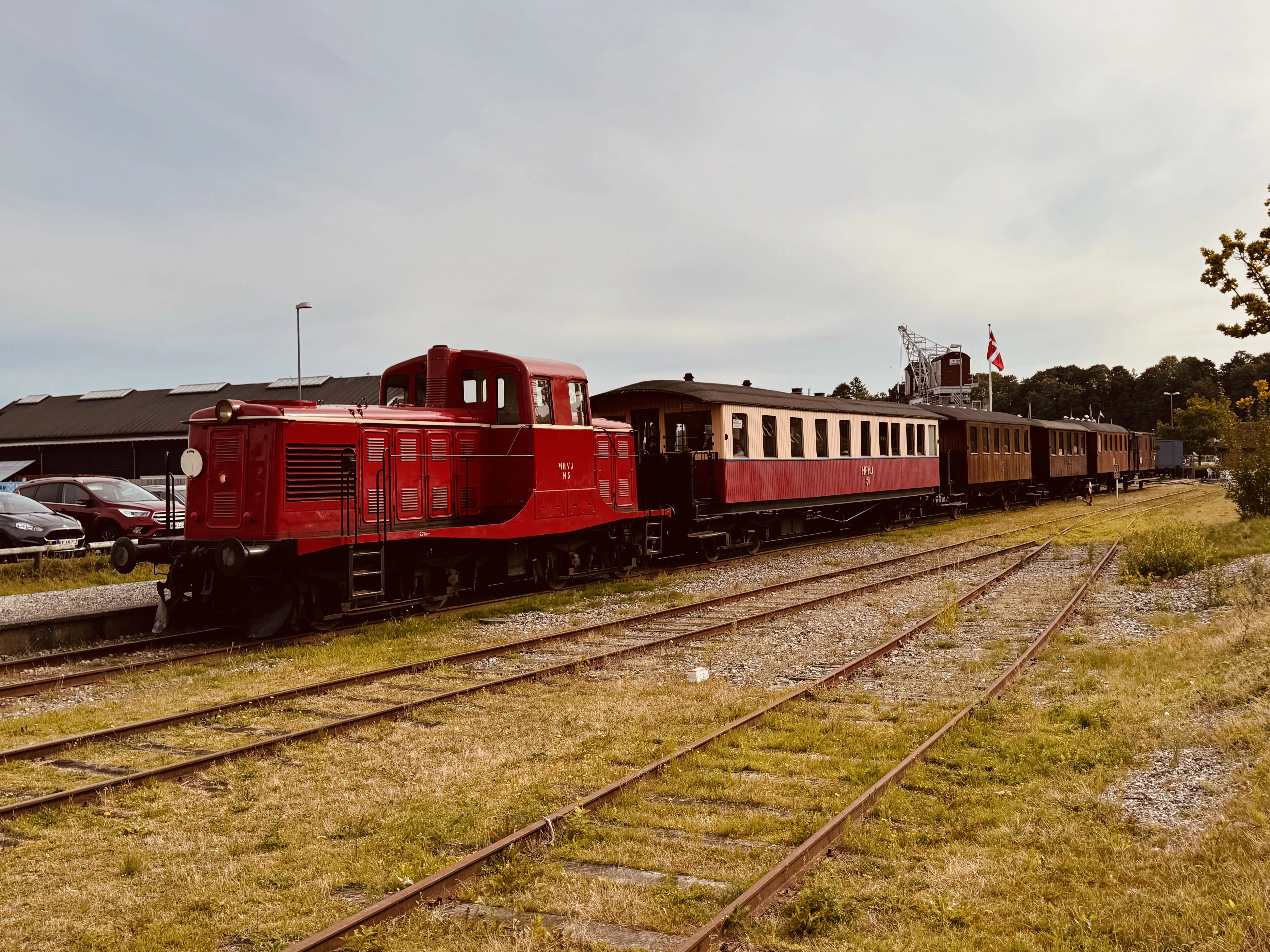 Billede af det historiske MHVJ M5 Diesellokomotiv, som afventer afgang fra Mariager Station. Billede af det historiske MHVJ M5 Diesellokomotiv, som afventer afgang fra Mariager Station.