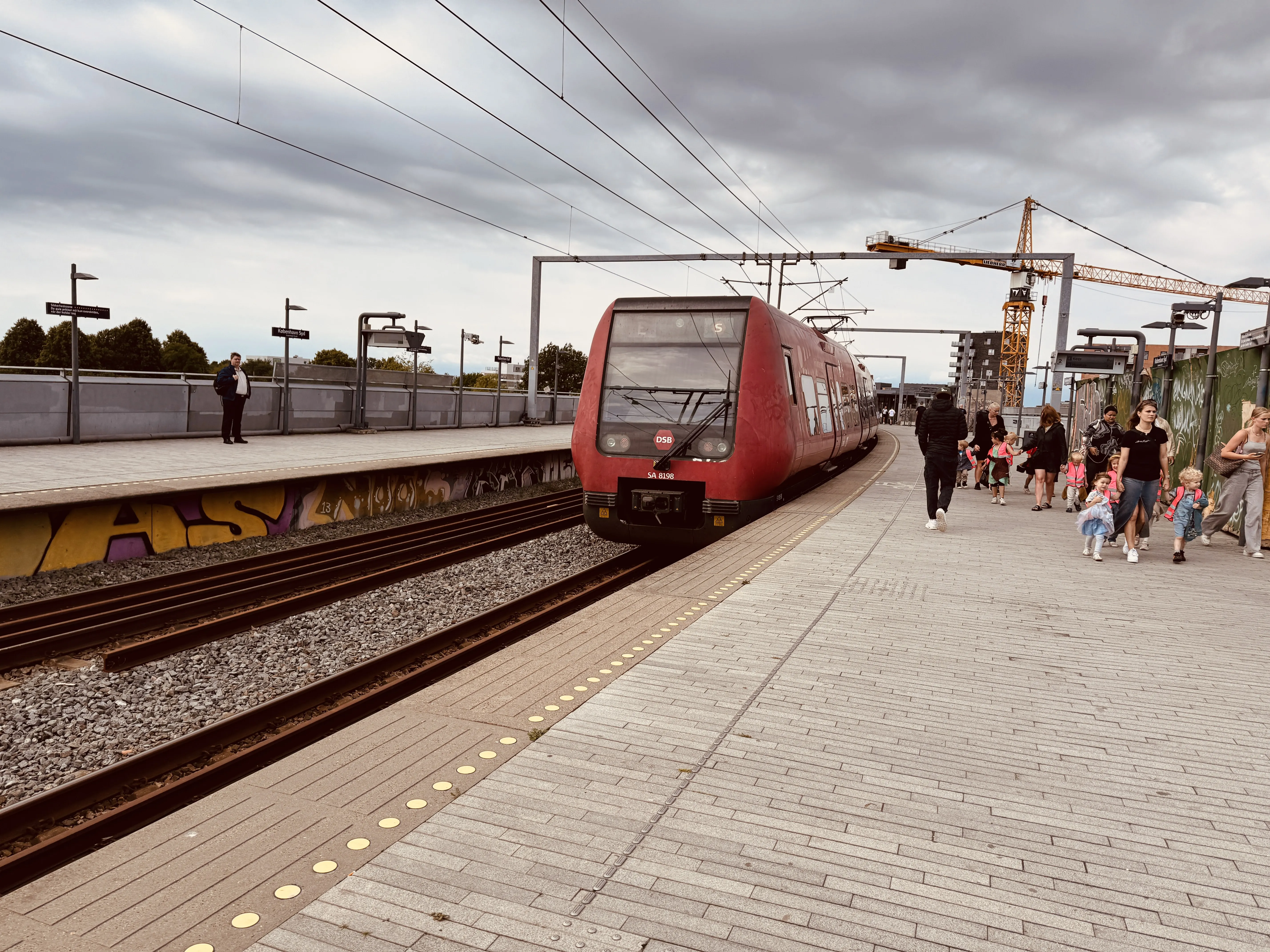 Billede af DSB SA 8198 fotograferet ud for København Syd Trinbræt. Billede af DSB SA 8198 fotograferet ud for København Syd Trinbræt.