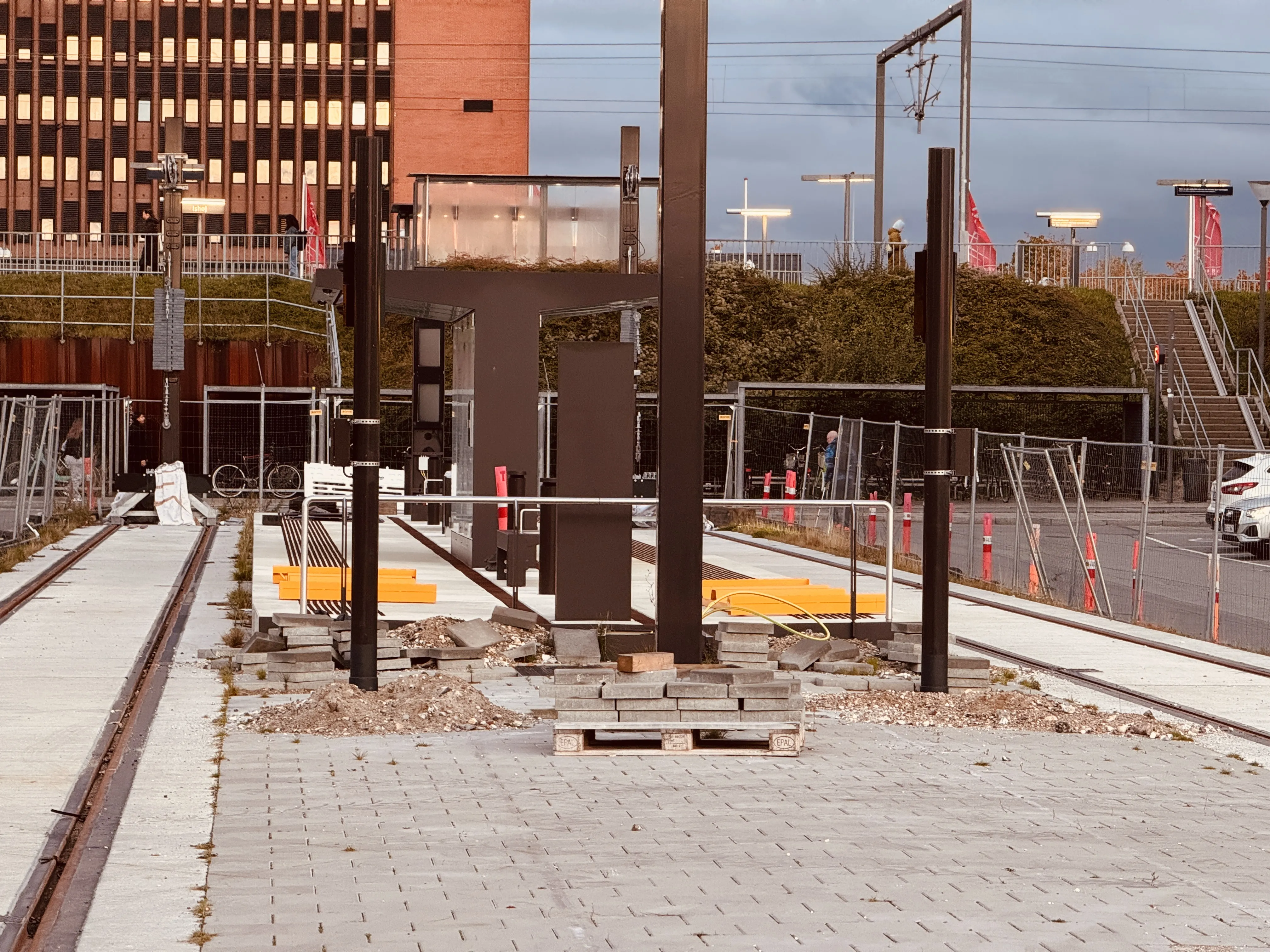 Billede af Ishøj Station Letbanestation, som her er under opførelse. Billede af Ishøj Station Letbanestation, som her er under opførelse.