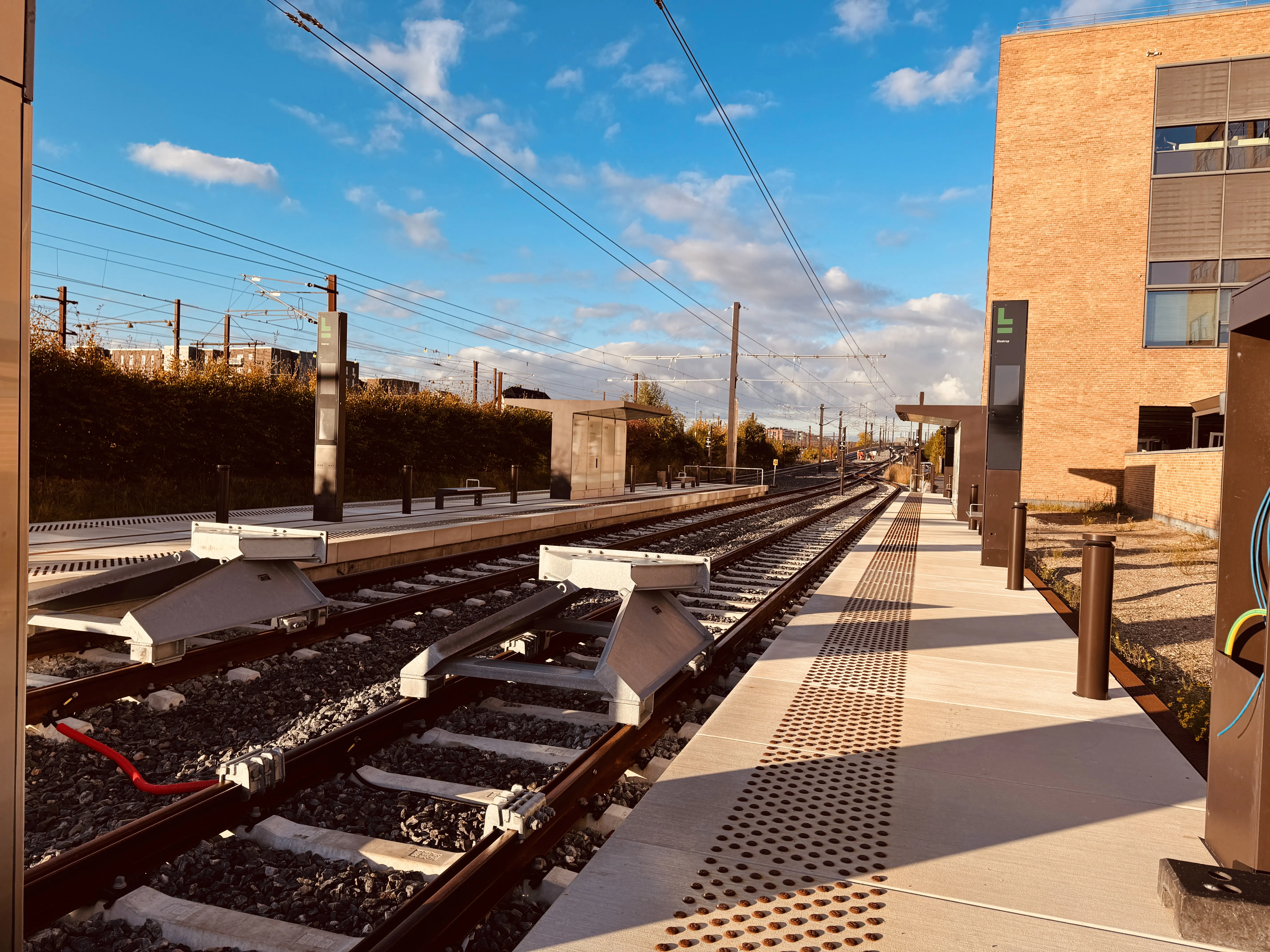Billede af den stejle stigning fra Glostrup Station Letbanestation og op til vejbroen. Billede af den stejle stigning fra Glostrup Station Letbanestation og op til vejbroen.