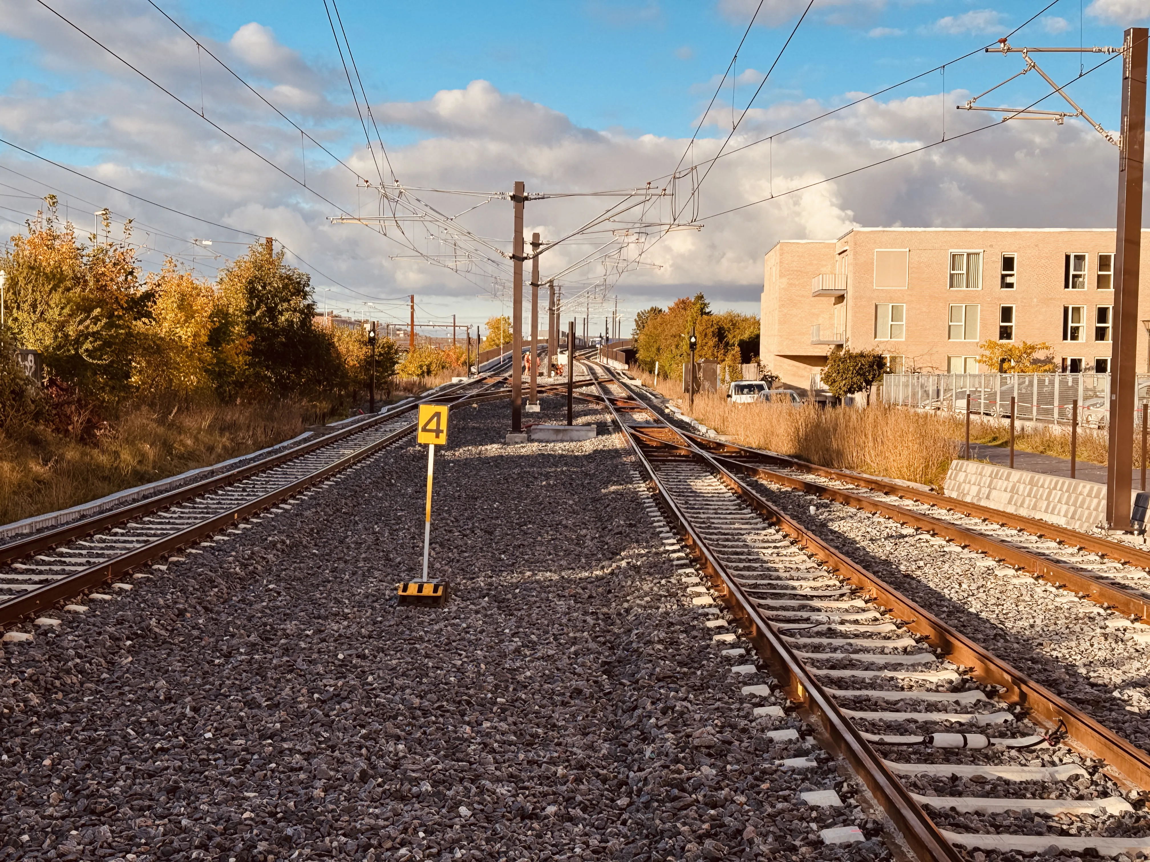 Billede af den stejle stigning fra Glostrup Station Letbanestation og op til vejbroen. Billede af den stejle stigning fra Glostrup Station Letbanestation og op til vejbroen.