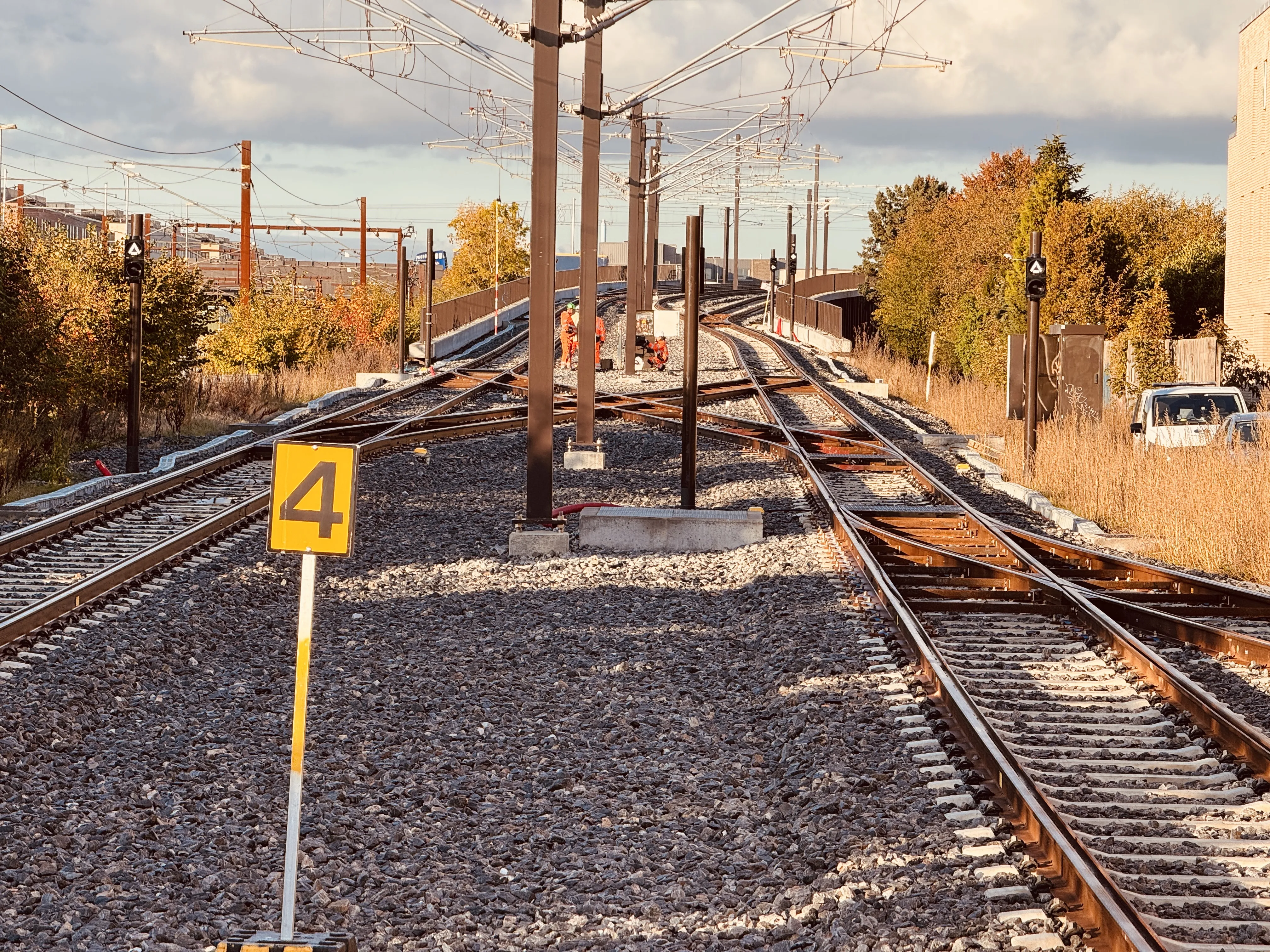 Billede af den stejle stigning fra Glostrup Station Letbanestation og op til vejbroen. Billede af den stejle stigning fra Glostrup Station Letbanestation og op til vejbroen.