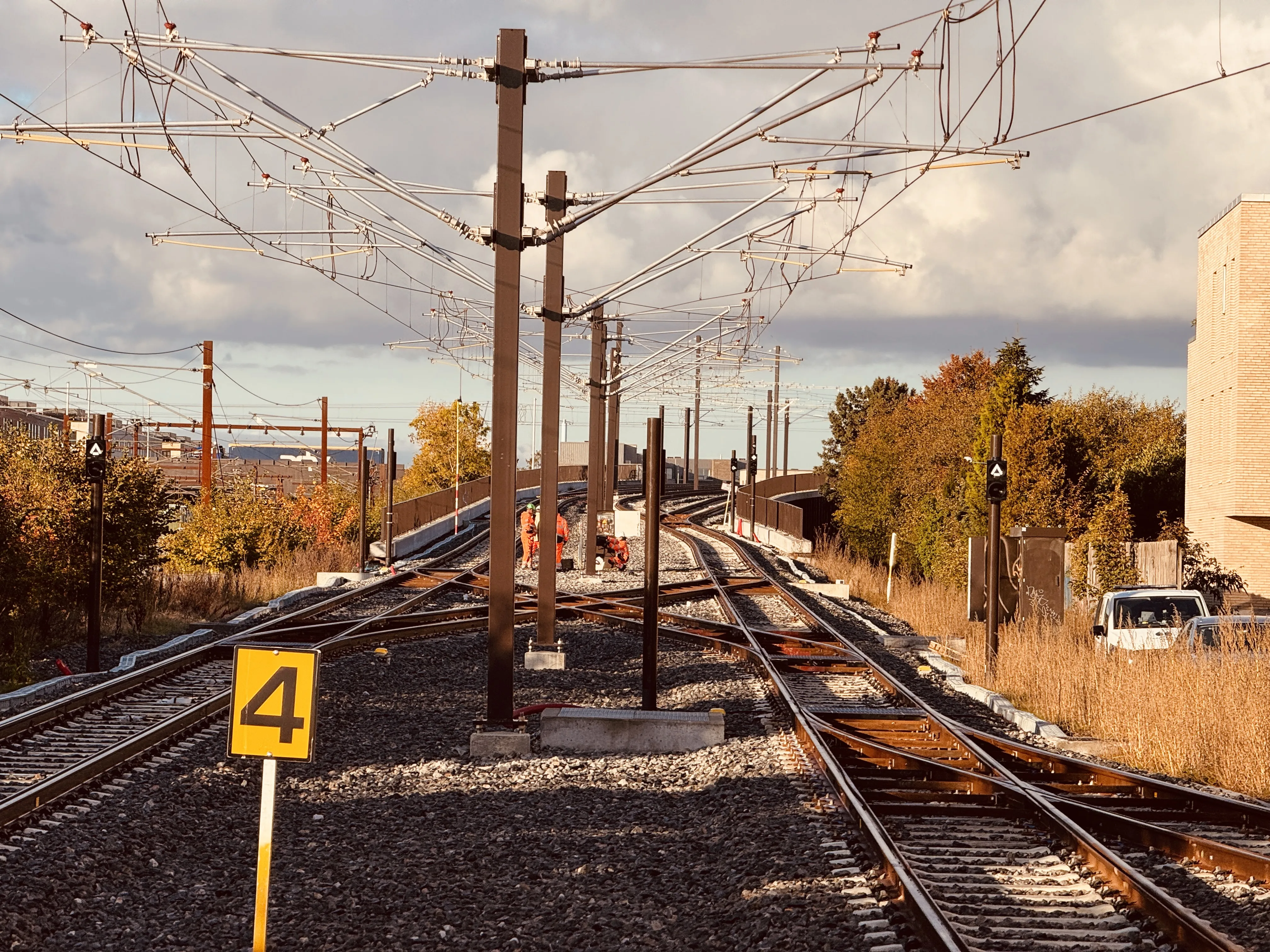 Billede af den stejle stigning fra Glostrup Station Letbanestation og op til vejbroen. Billede af den stejle stigning fra Glostrup Station Letbanestation og op til vejbroen.