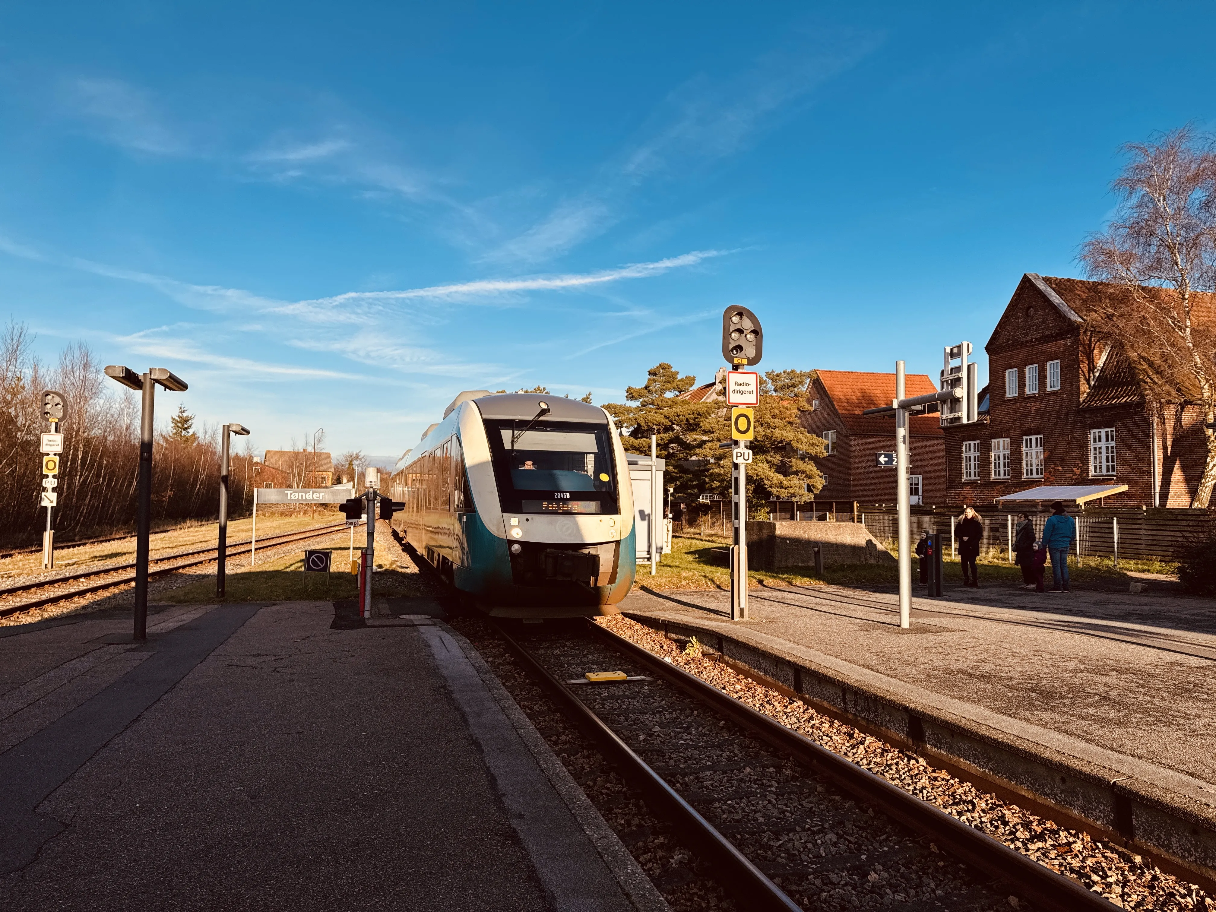 Billede af GoCollective AR 2045, tidligere ARRIVA AR 2045 fotograferet ud for Tønder H Station. Billede af GoCollective AR 2045, tidligere ARRIVA AR 2045 fotograferet ud for Tønder H Station.