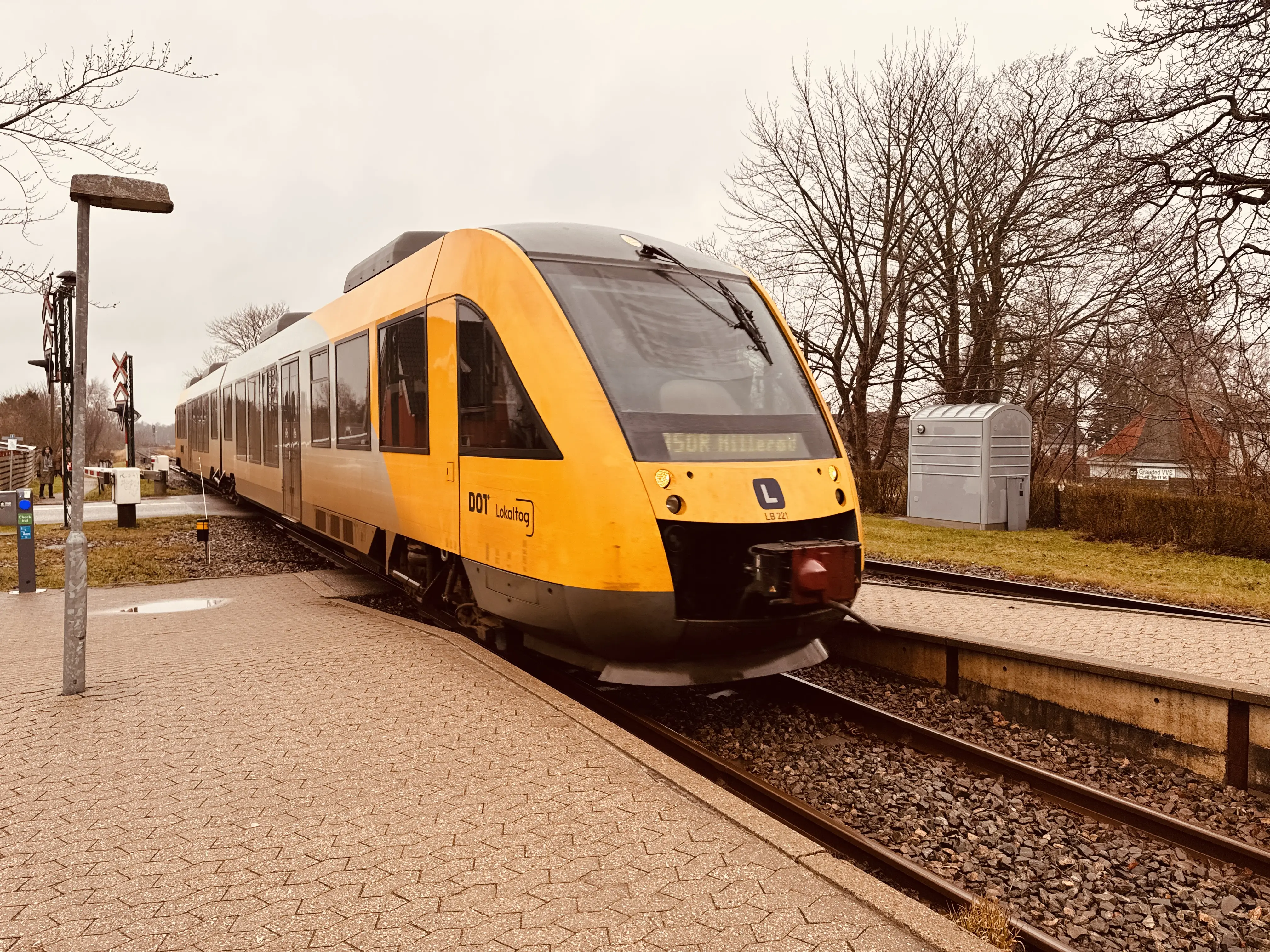 Billede af LT 121-221, tidligere LB 121-221 fotograferet ud for Græsted Station. Billede af LT 121-221, tidligere LB 121-221 fotograferet ud for Græsted Station.