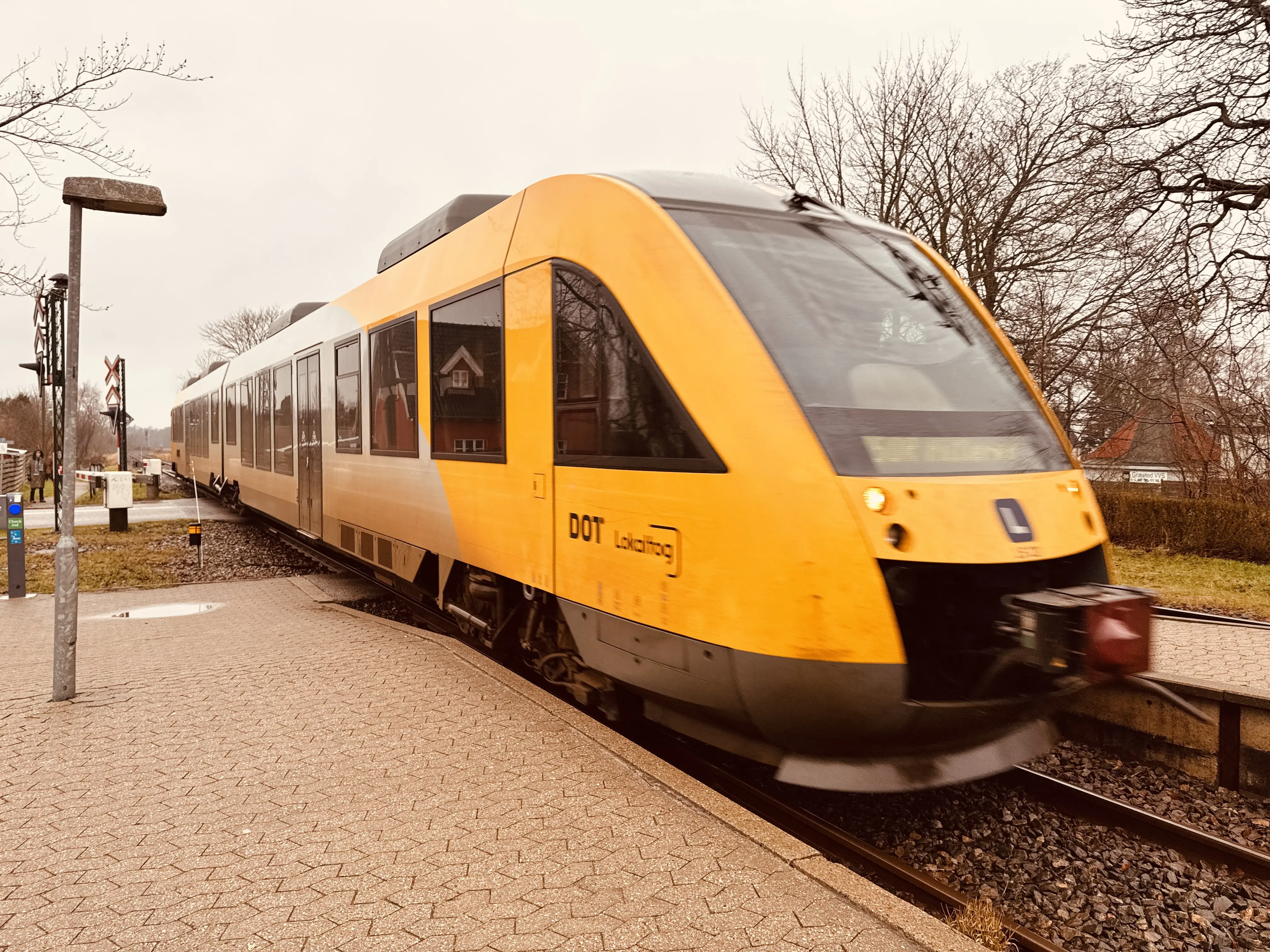 Billede af LT 121-221, tidligere LB 121-221 fotograferet ud for Græsted Station. Billede af LT 121-221, tidligere LB 121-221 fotograferet ud for Græsted Station.