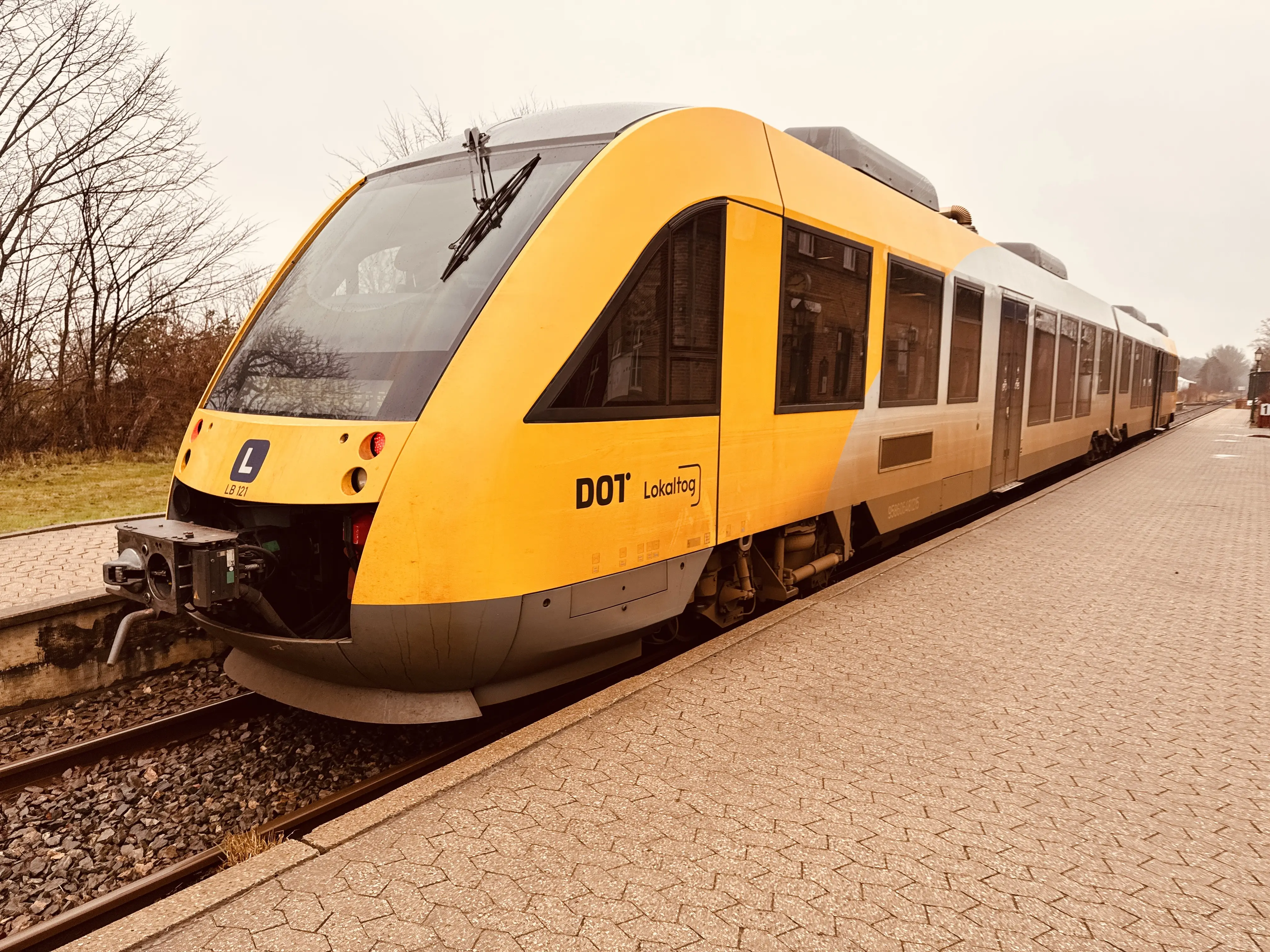Billede af LT 121-221, tidligere LB 121-221 fotograferet ud for Græsted Station. Billede af LT 121-221, tidligere LB 121-221 fotograferet ud for Græsted Station.