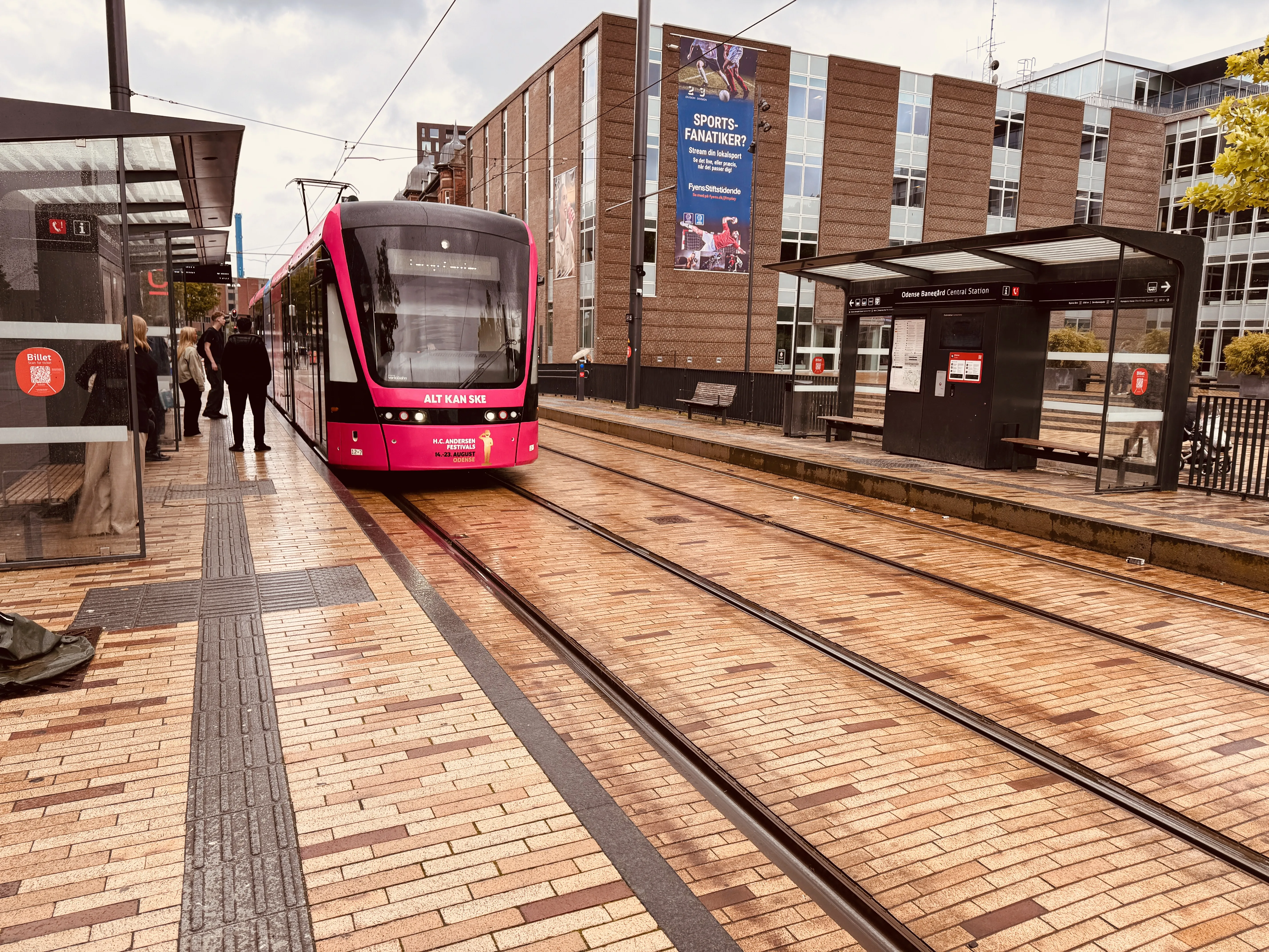 Billede af Odense Letbane togsæt 12 i HCA Festivalsforklædning fotograferet ud for Odense Banegård Letbanestation.