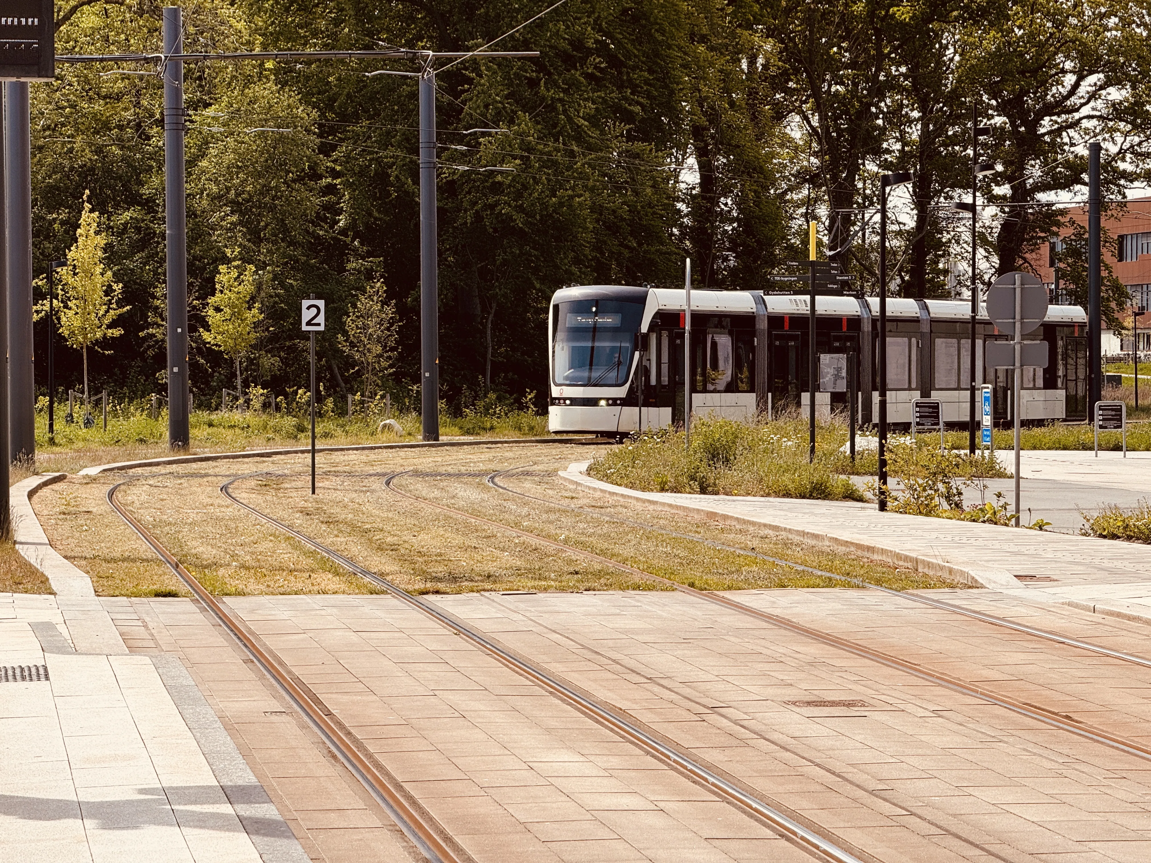Billede af Odense Letbane togsæt 12 fotograferet ud for SDU Letbanestation.