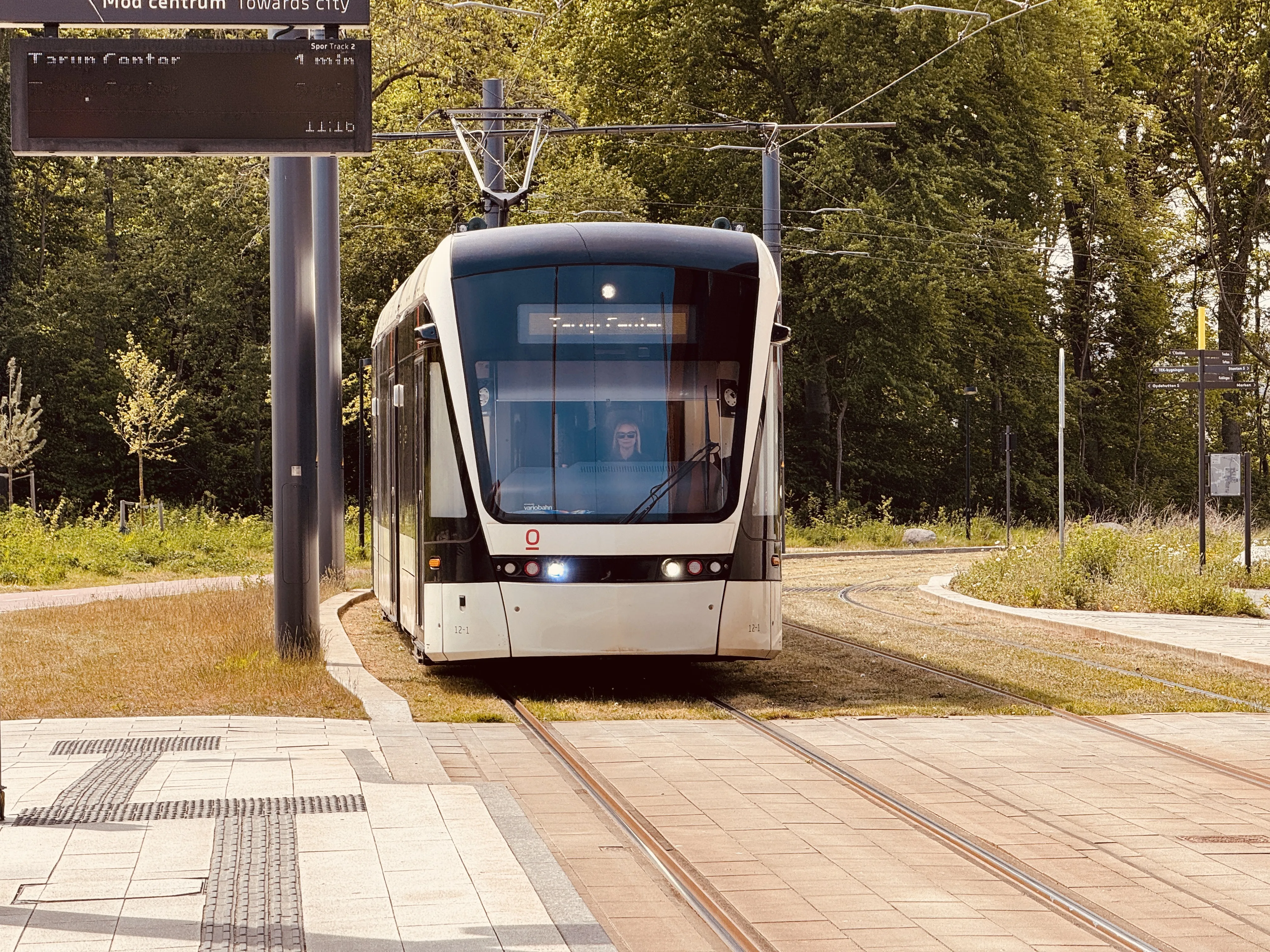 Billede af Odense Letbane togsæt 12 fotograferet ud for SDU Letbanestation.