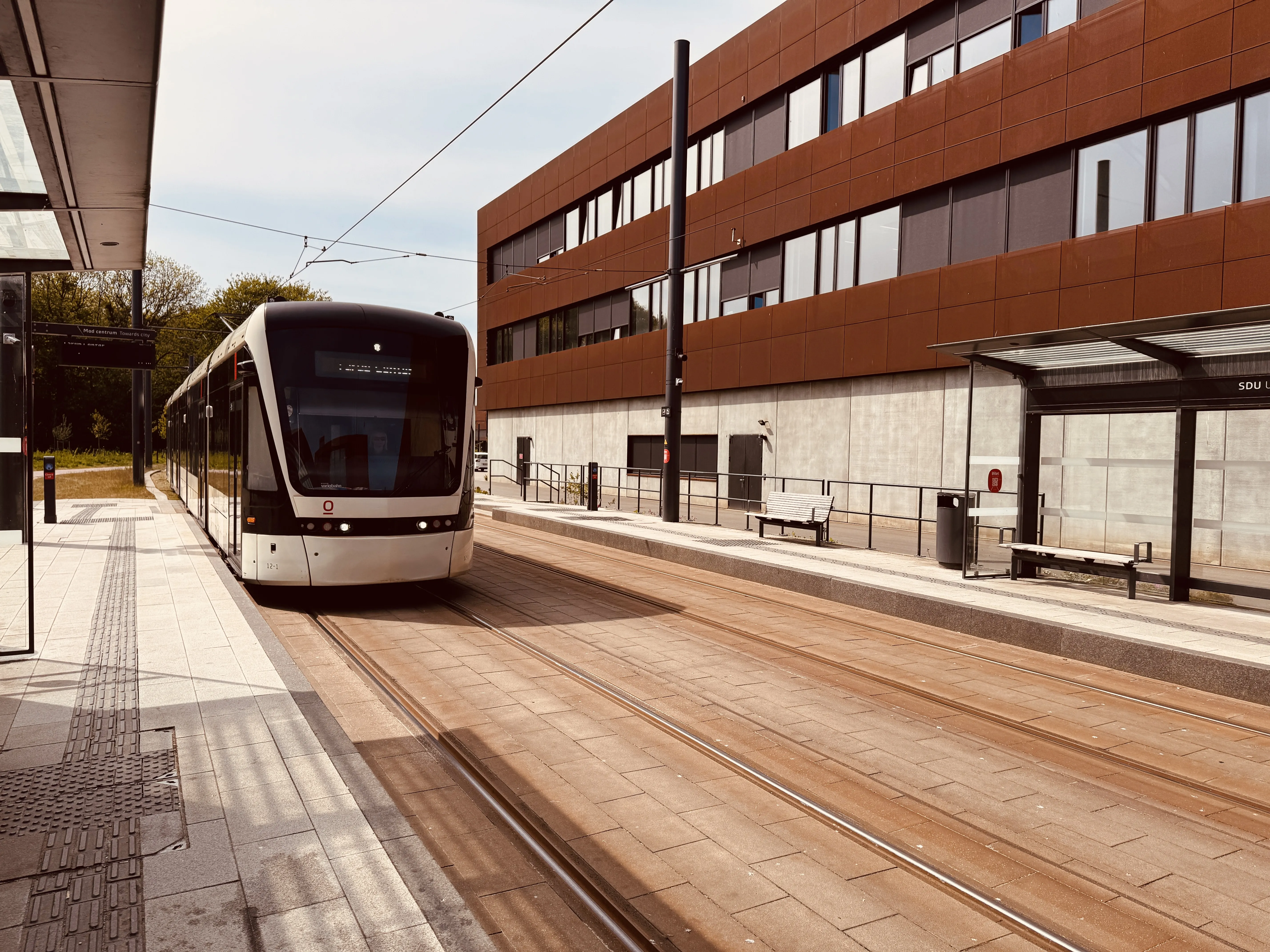 Billede af Odense Letbane togsæt 12 fotograferet ud for SDU Letbanestation.