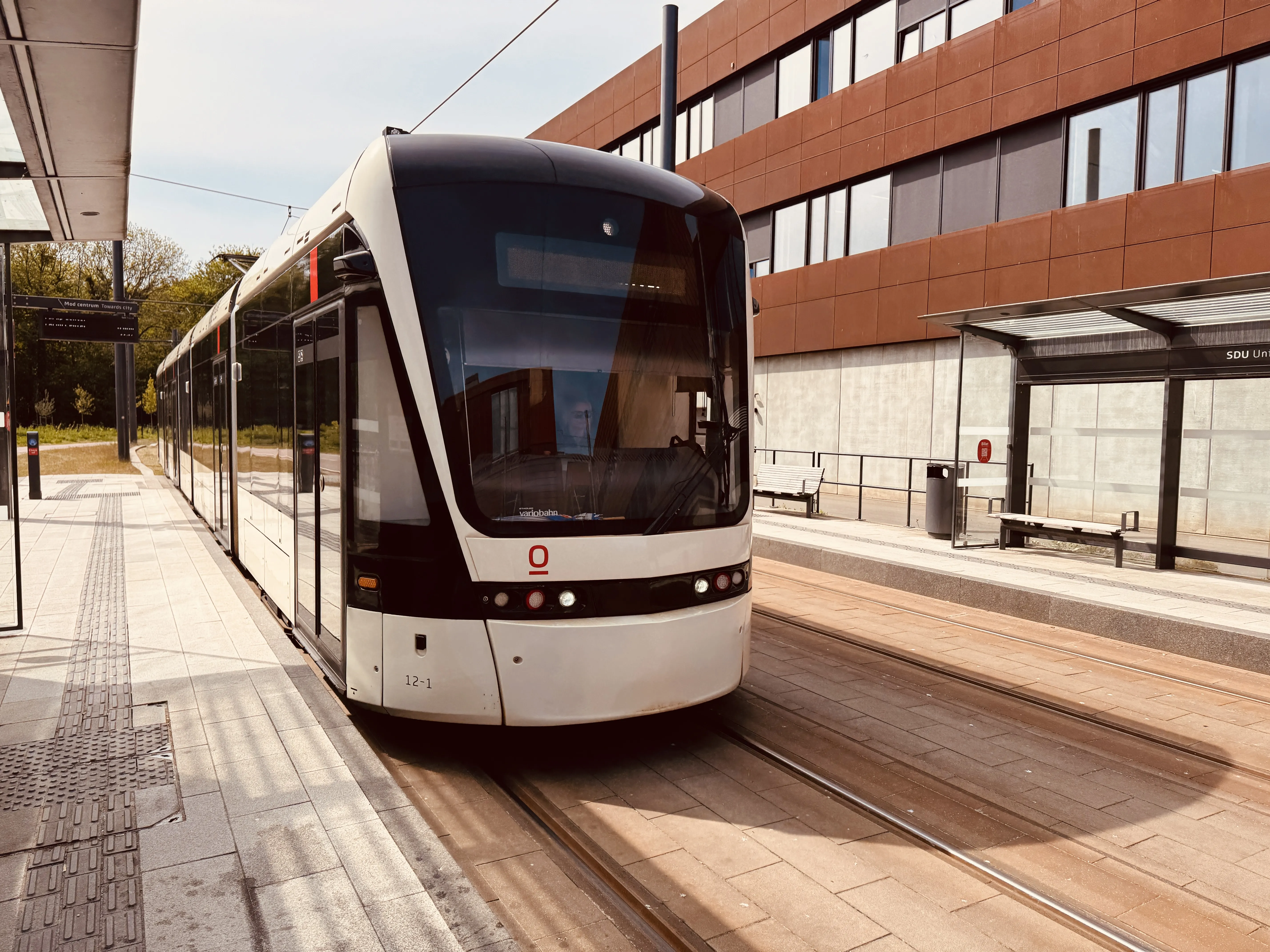 Billede af Odense Letbane togsæt 12 fotograferet ud for SDU Letbanestation.