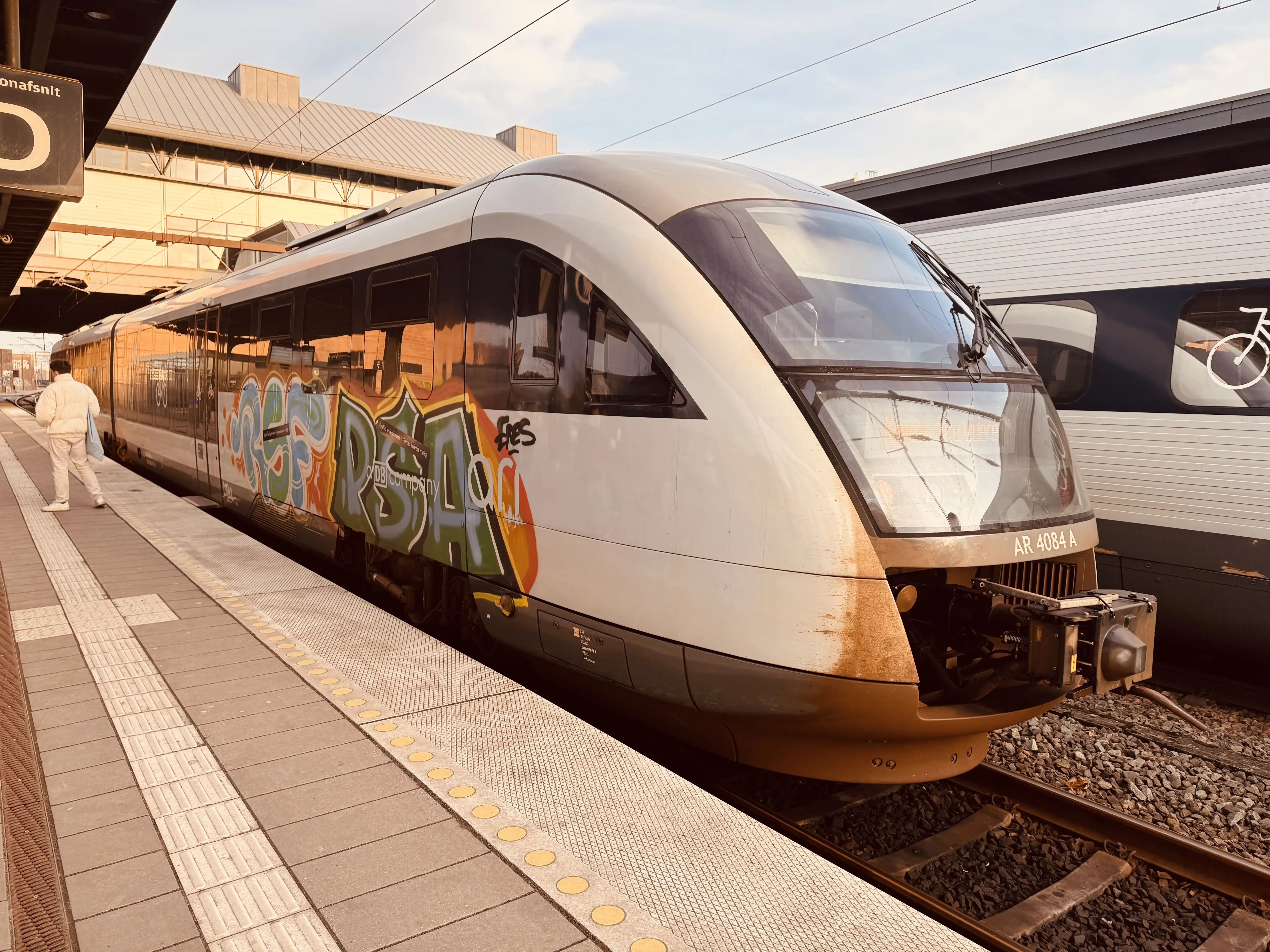 Billede af GoCollective AR 4084, tidligere DSB MQ 4124-4924 fotograferet ud for Odense Banegård Center.