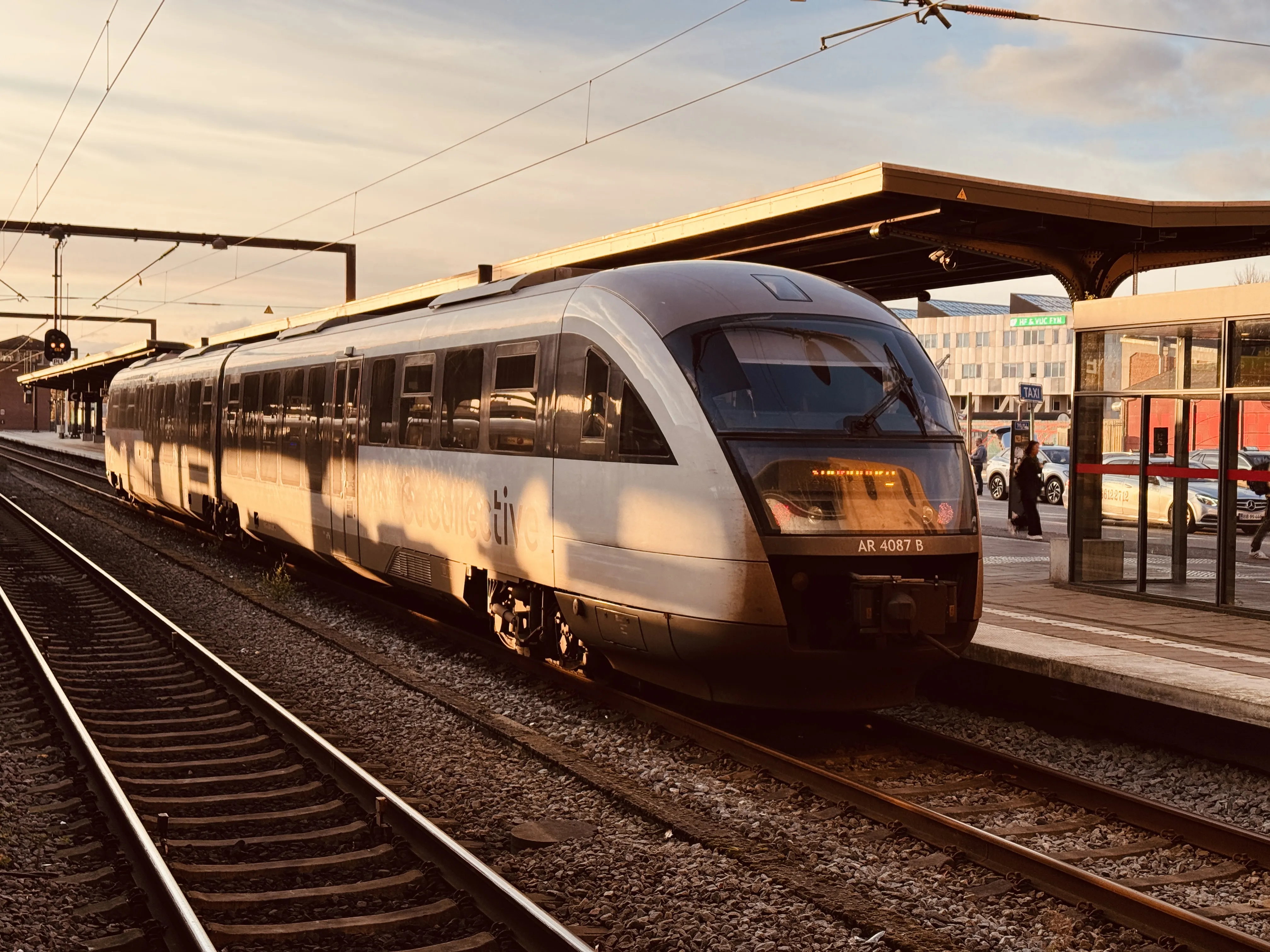Billede af GoCollective AR 4087, tidligere DSB MQ 4127-4927 fotograferet ud for Odense Banegård Center.