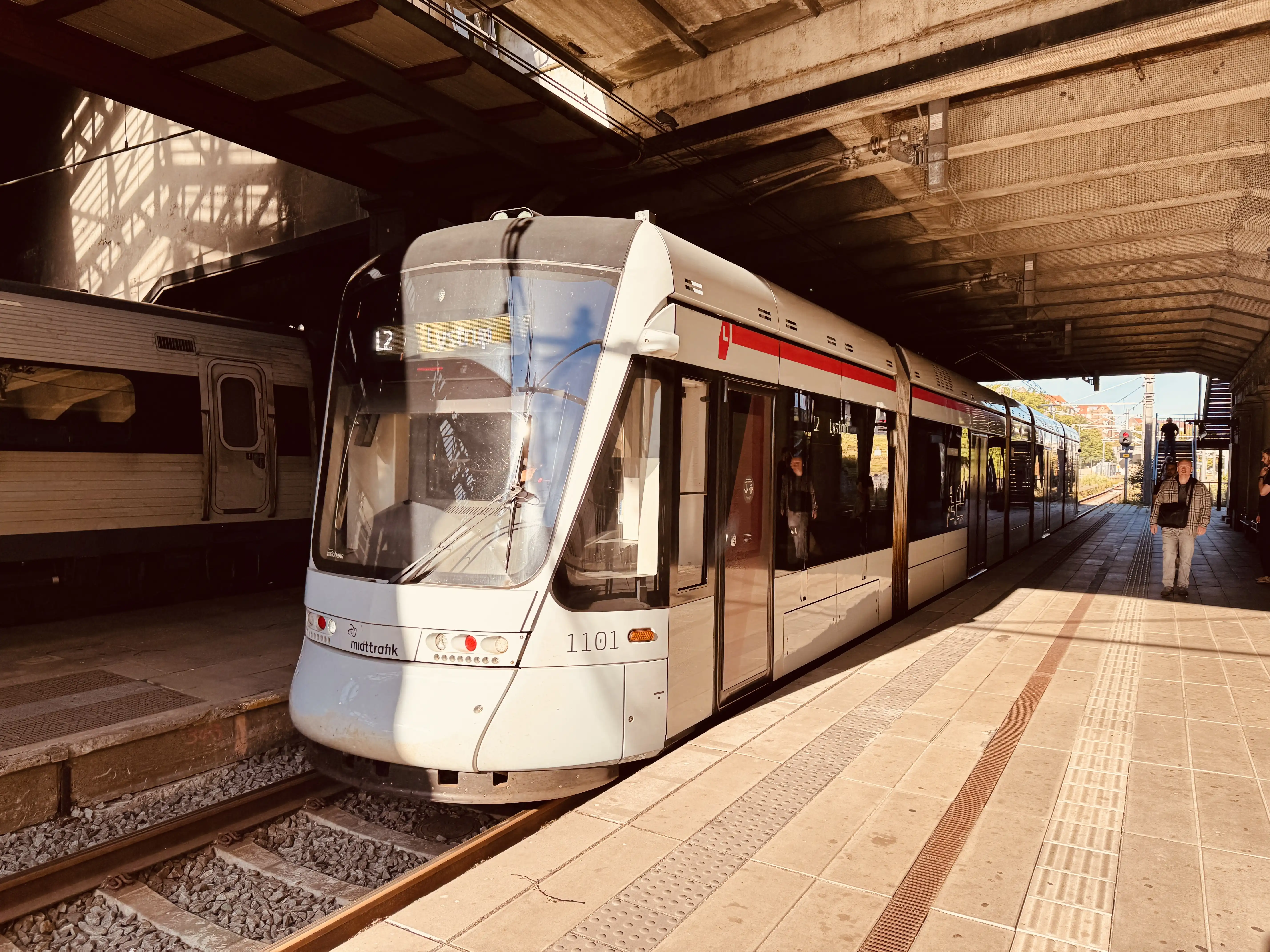 Billede af Aarhus Letbane togsæt 1101 fotograferet ud for Aarhus Hovedbanegård. Billede af Aarhus Letbane togsæt 1101 fotograferet ud for Aarhus Hovedbanegård.