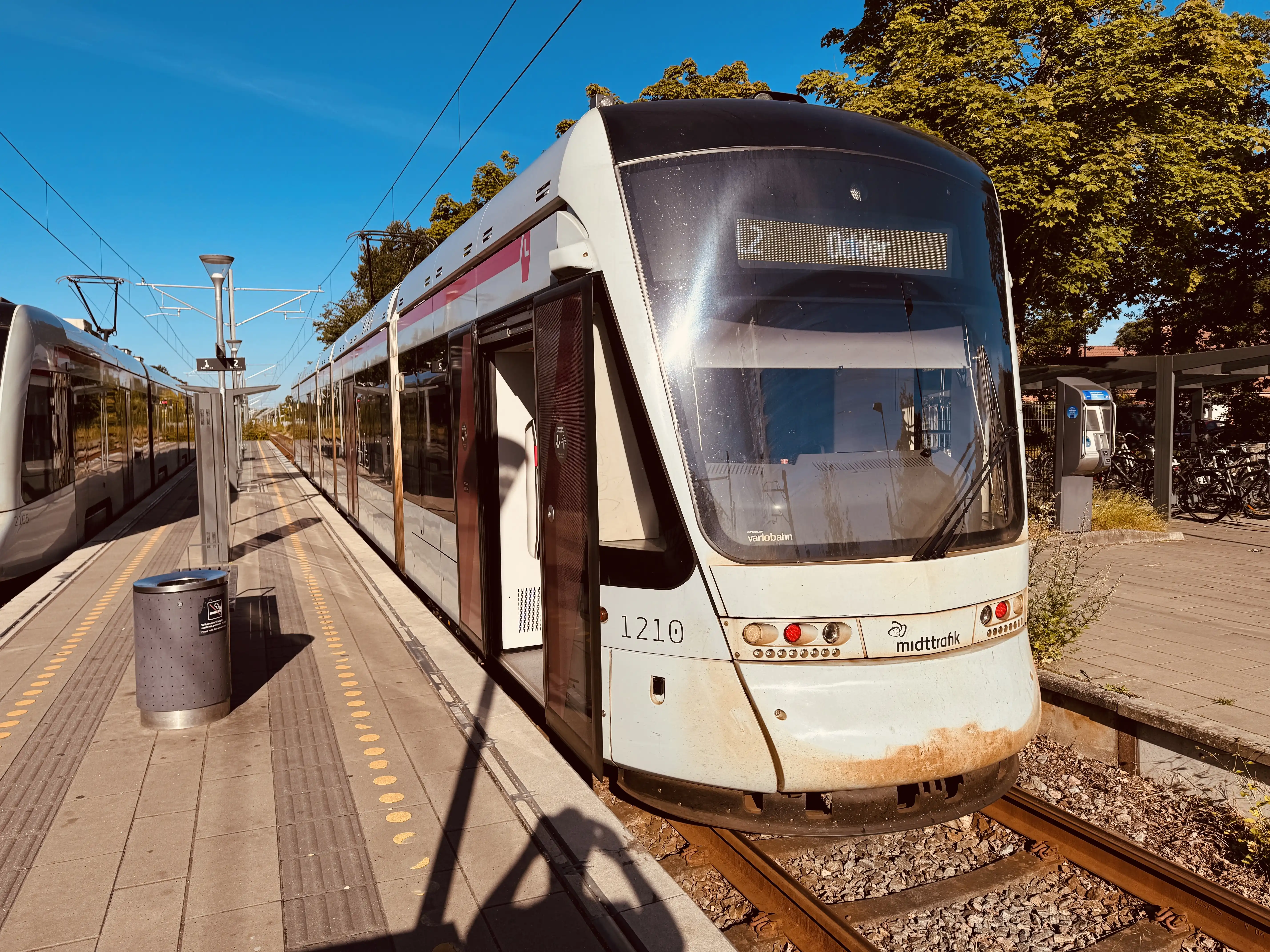 Billede af Aarhus Letbane togsæt 1110 fotograferet ud for Lystrup Letbanestation. Billede af Aarhus Letbane togsæt 1110 fotograferet ud for Lystrup Letbanestation.