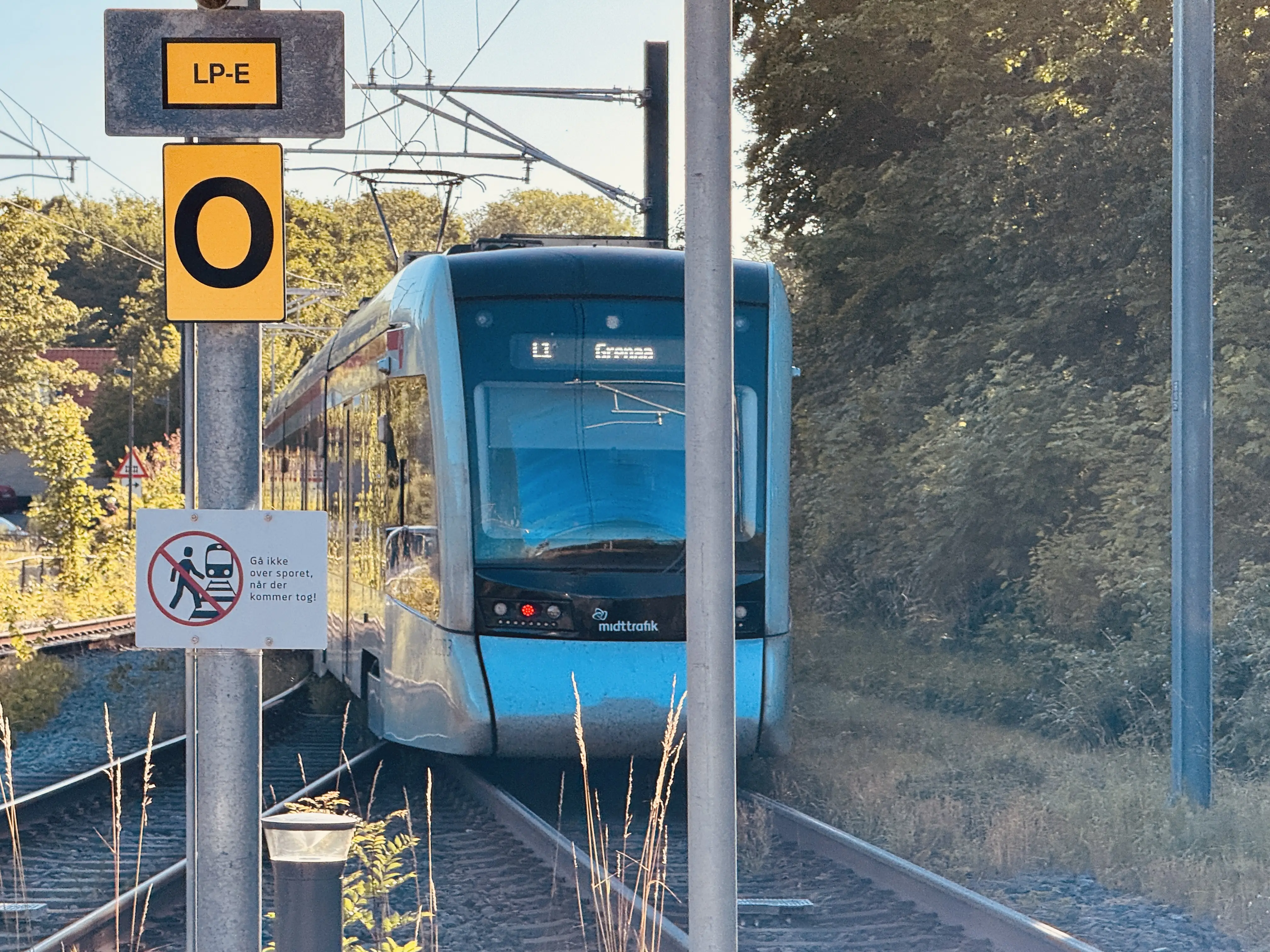 Billede af Aarhus Letbane togsæt 2103 fotograferet ud for Lystrup Letbanestation. Billede af Aarhus Letbane togsæt 2103 fotograferet ud for Lystrup Letbanestation.