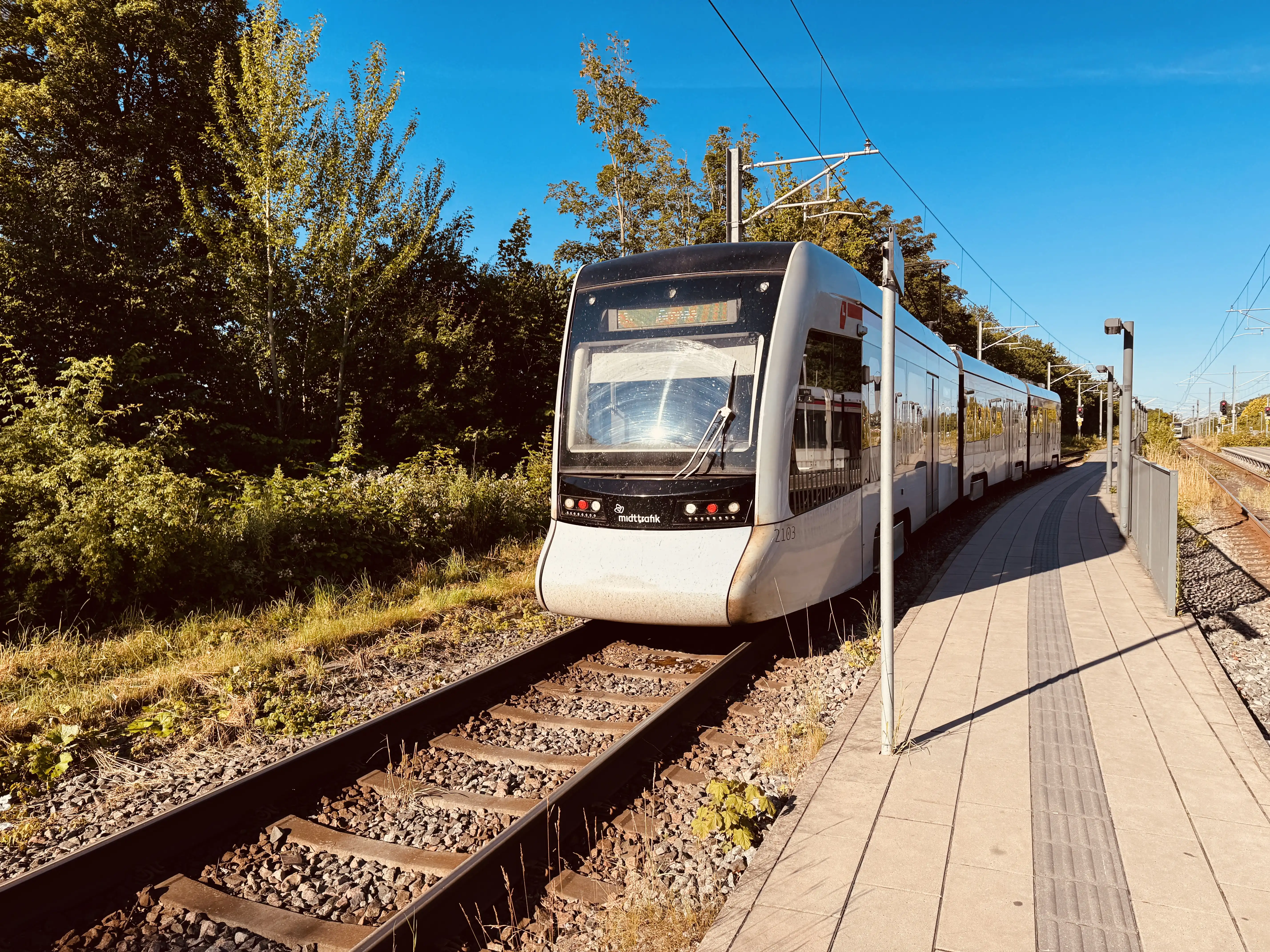Billede af Aarhus Letbane togsæt 2103 fotograferet ud for Lystrup Letbanestation. Billede af Aarhus Letbane togsæt 2103 fotograferet ud for Lystrup Letbanestation.