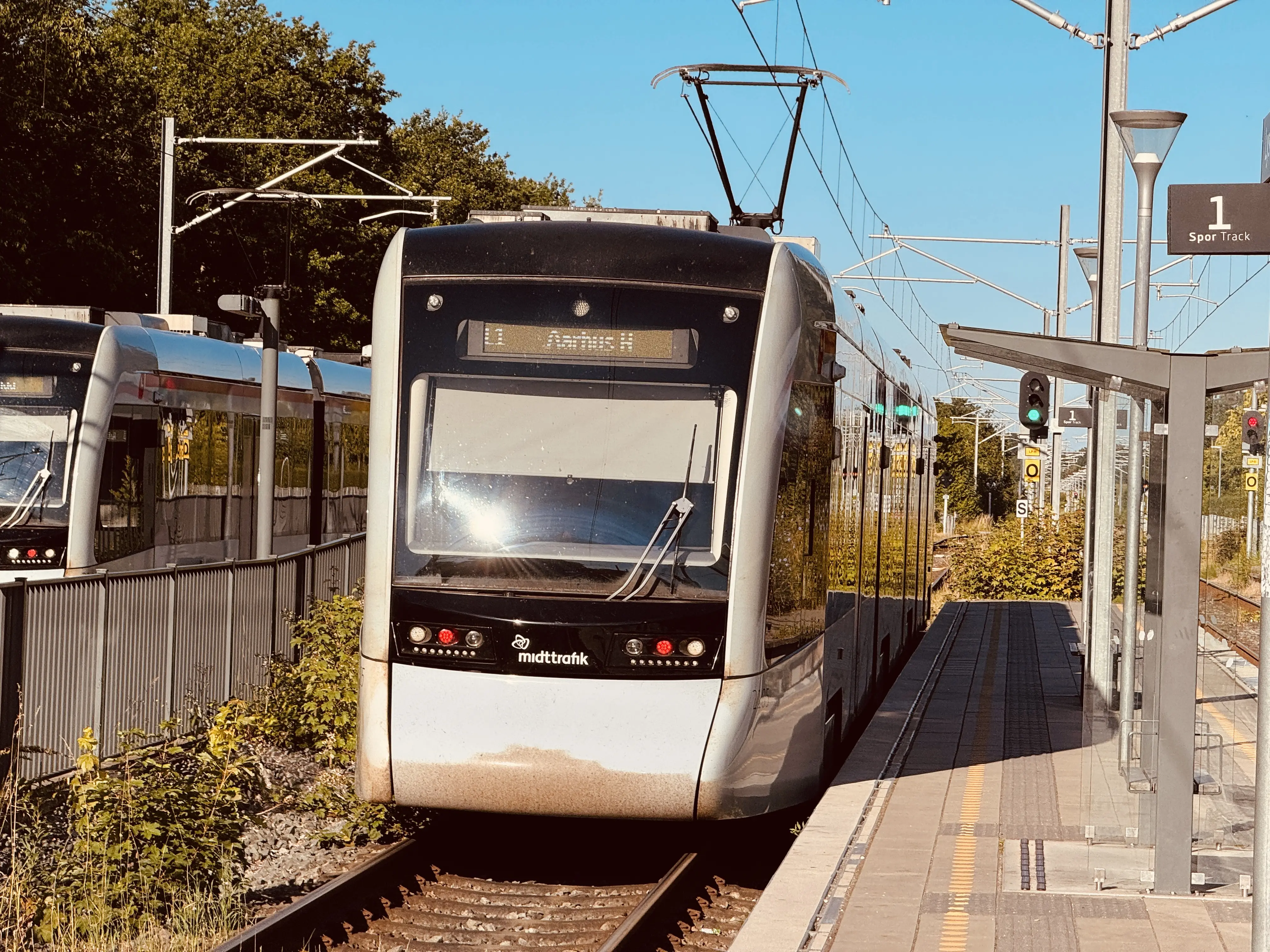 Billede af Aarhus Letbane togsæt 2105 fotograferet ud for Lystrup Letbanestation. Billede af Aarhus Letbane togsæt 2105 fotograferet ud for Lystrup Letbanestation.