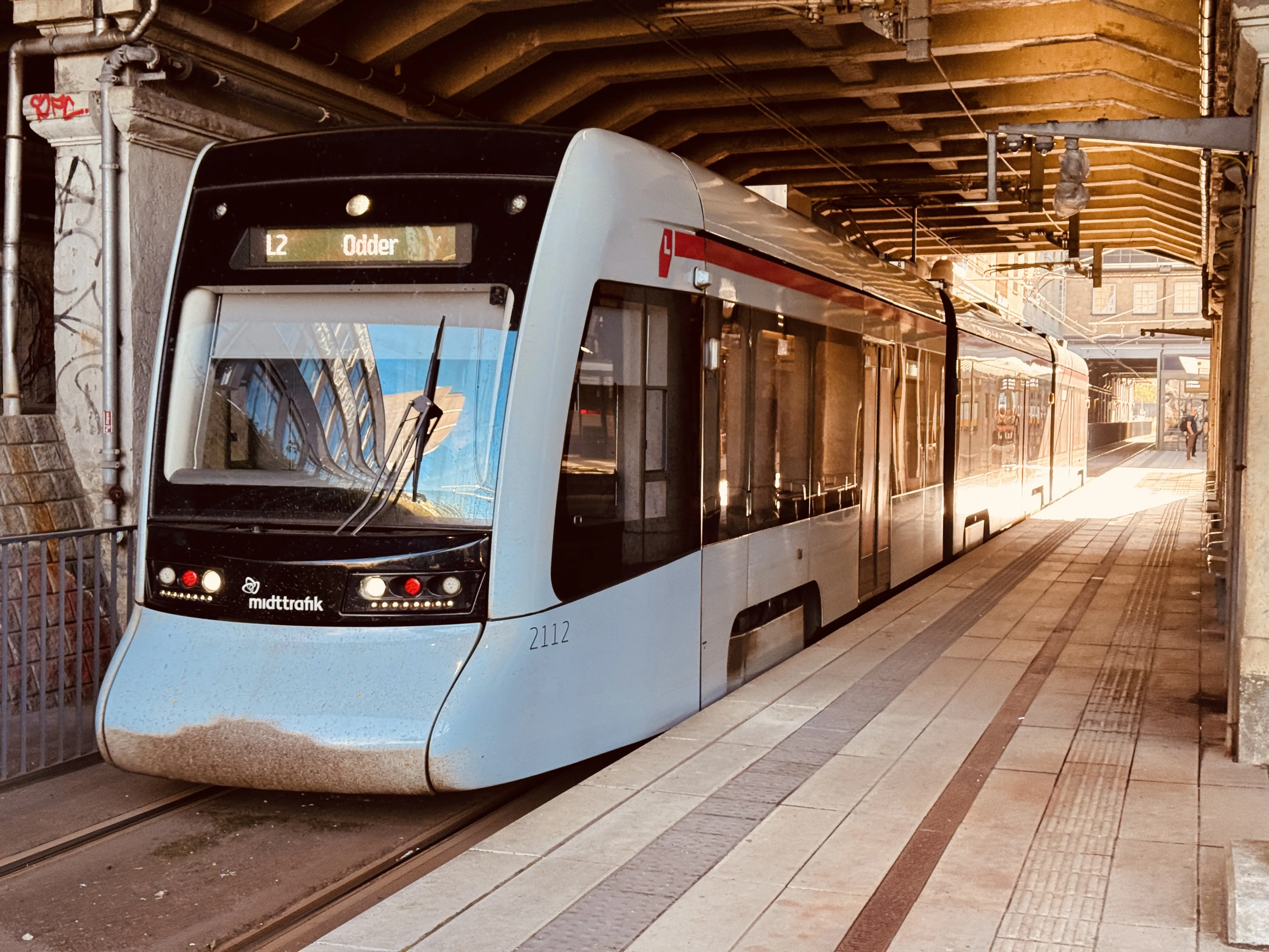 Billede af Aarhus Letbane togsæt 2112 fotograferet ud for Aarhus Hovedbanegård. Billede af Aarhus Letbane togsæt 2112 fotograferet ud for Aarhus Hovedbanegård.