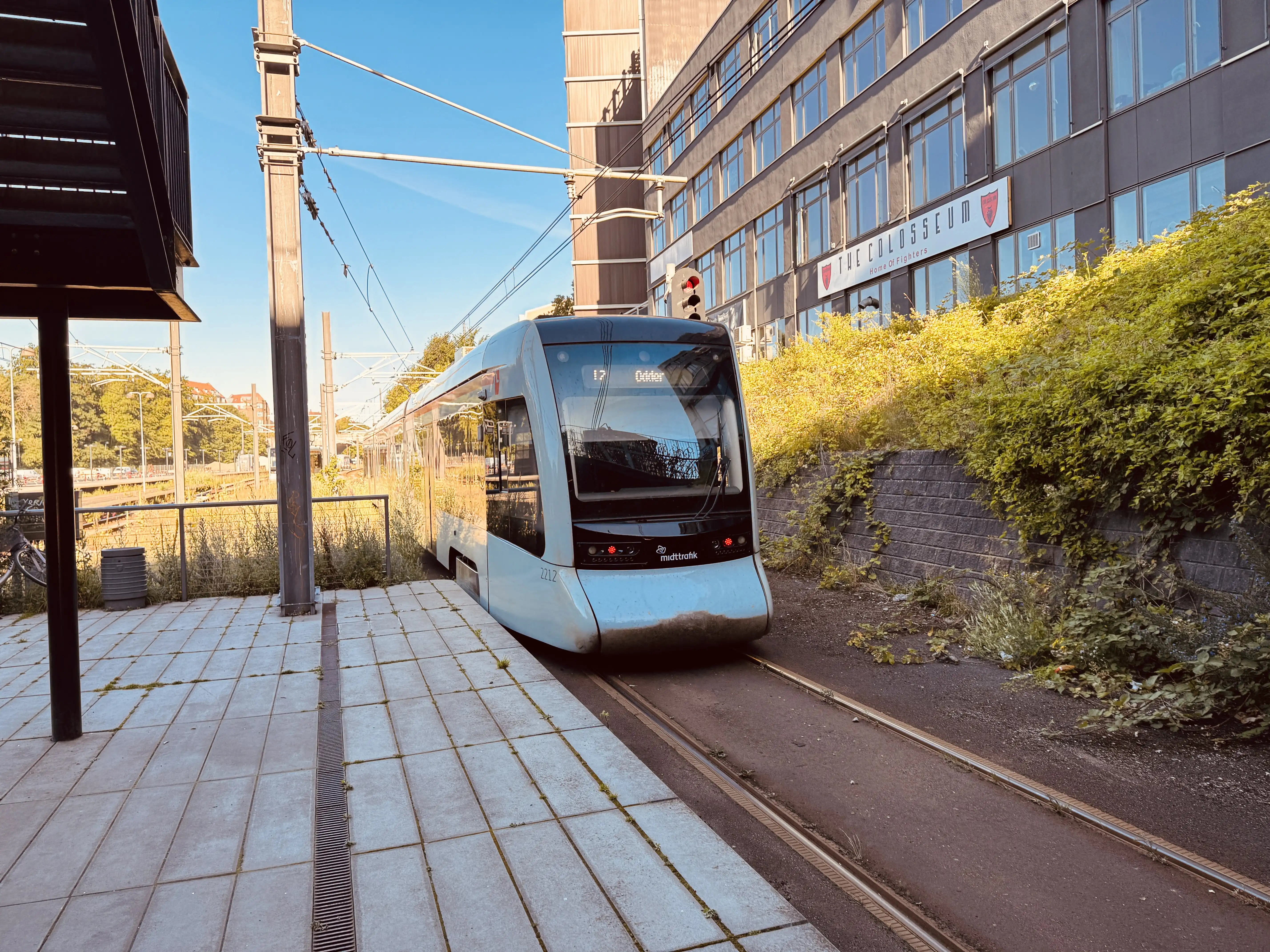 Billede af Aarhus Letbane togsæt 2112 fotograferet ud for Aarhus Hovedbanegård. Billede af Aarhus Letbane togsæt 2112 fotograferet ud for Aarhus Hovedbanegård.