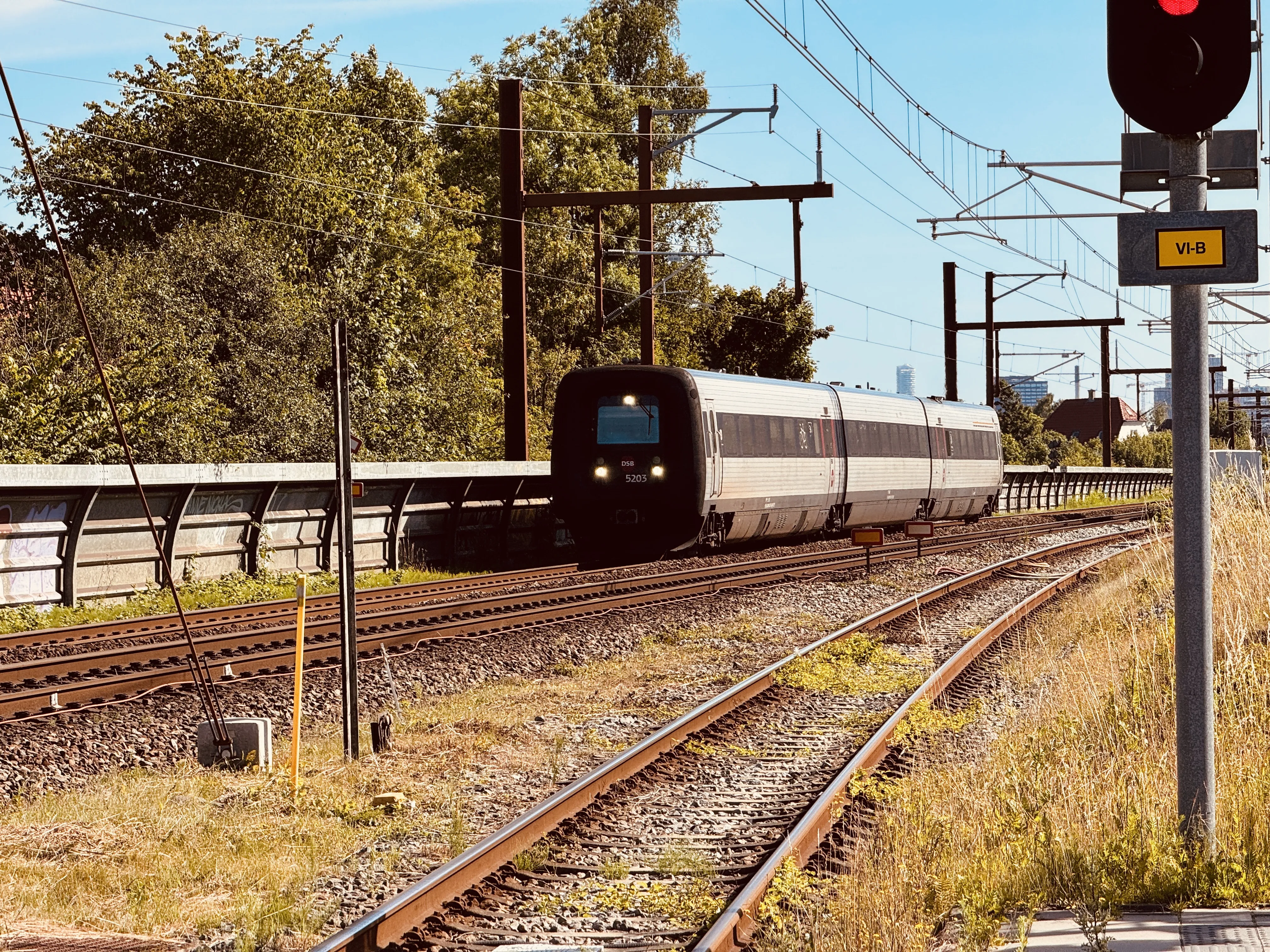Billede af DSB MF 5003 fotograferet ud for Viby Jylland Trinbræt. Billede af DSB MF 5003 fotograferet ud for Viby Jylland Trinbræt.