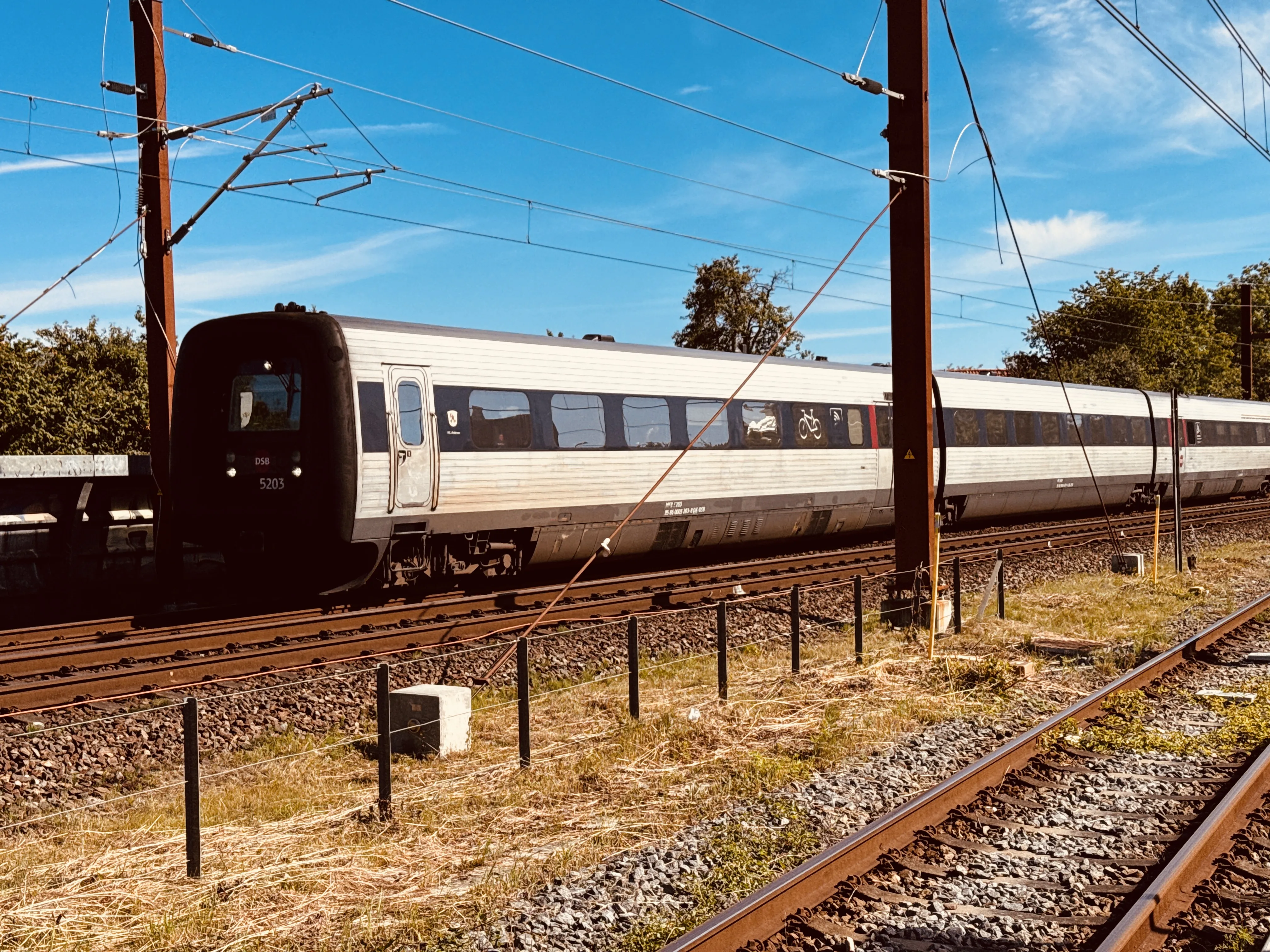 Billede af DSB MF 5003 fotograferet ud for Viby Jylland Trinbræt. Billede af DSB MF 5003 fotograferet ud for Viby Jylland Trinbræt.