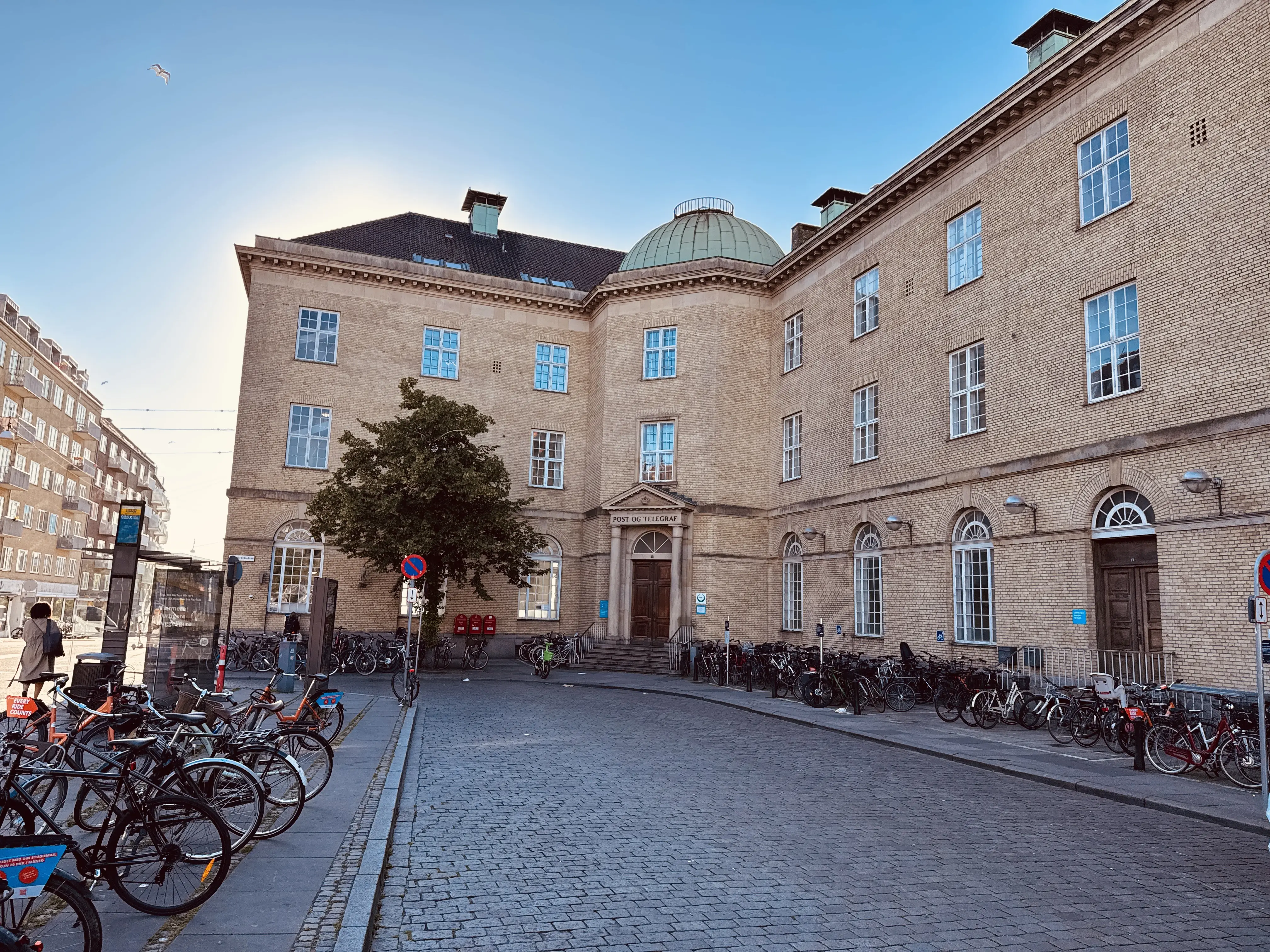 Billede af Post- og telegrafhuset ved Aarhus Hovedbanegård. Billede af Post- og telegrafhuset ved Aarhus Hovedbanegård.