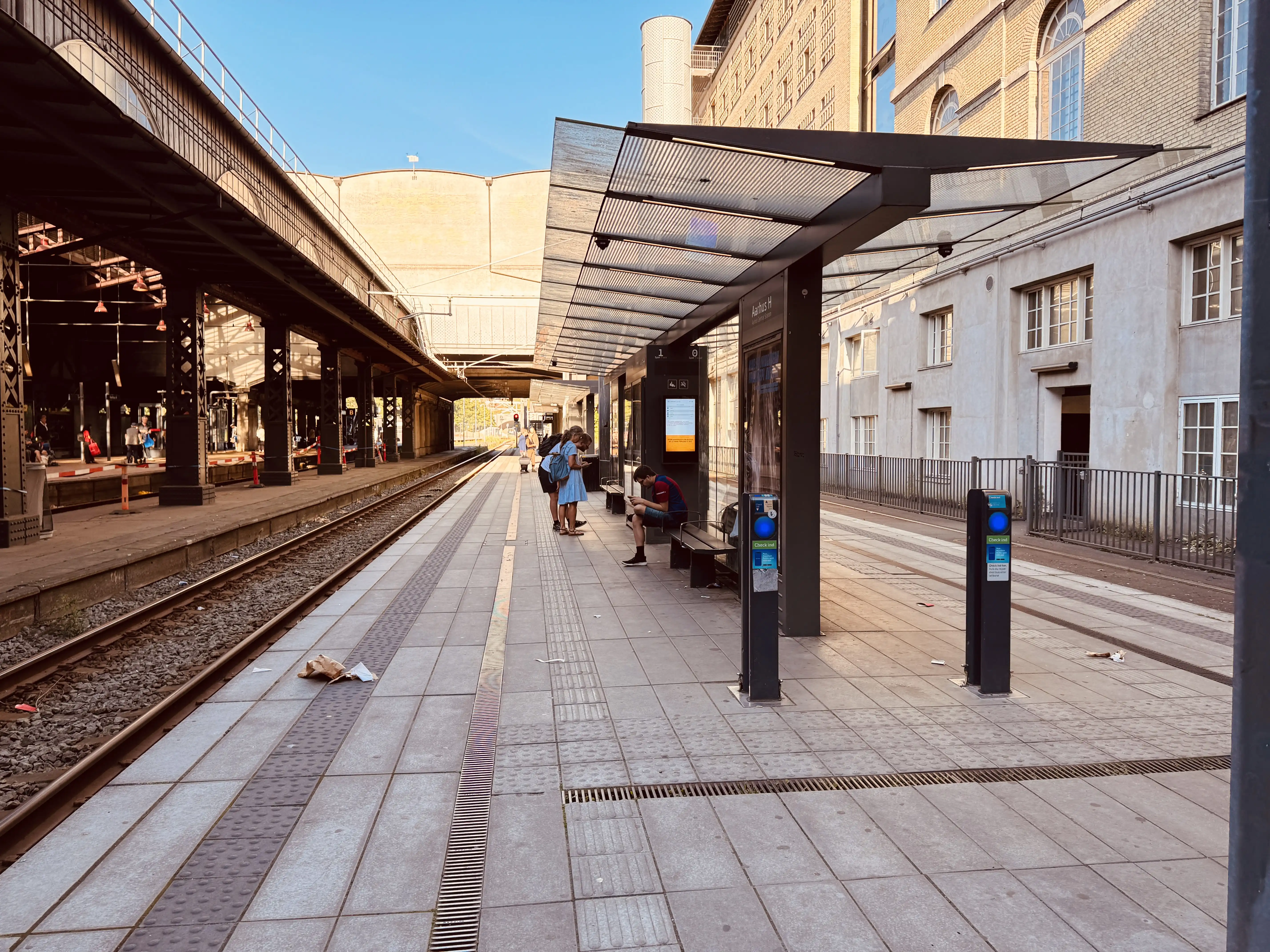 Billede af Letbaneperronen på Aarhus Hovedbanegård. Billede af Letbaneperronen på Aarhus Hovedbanegård.