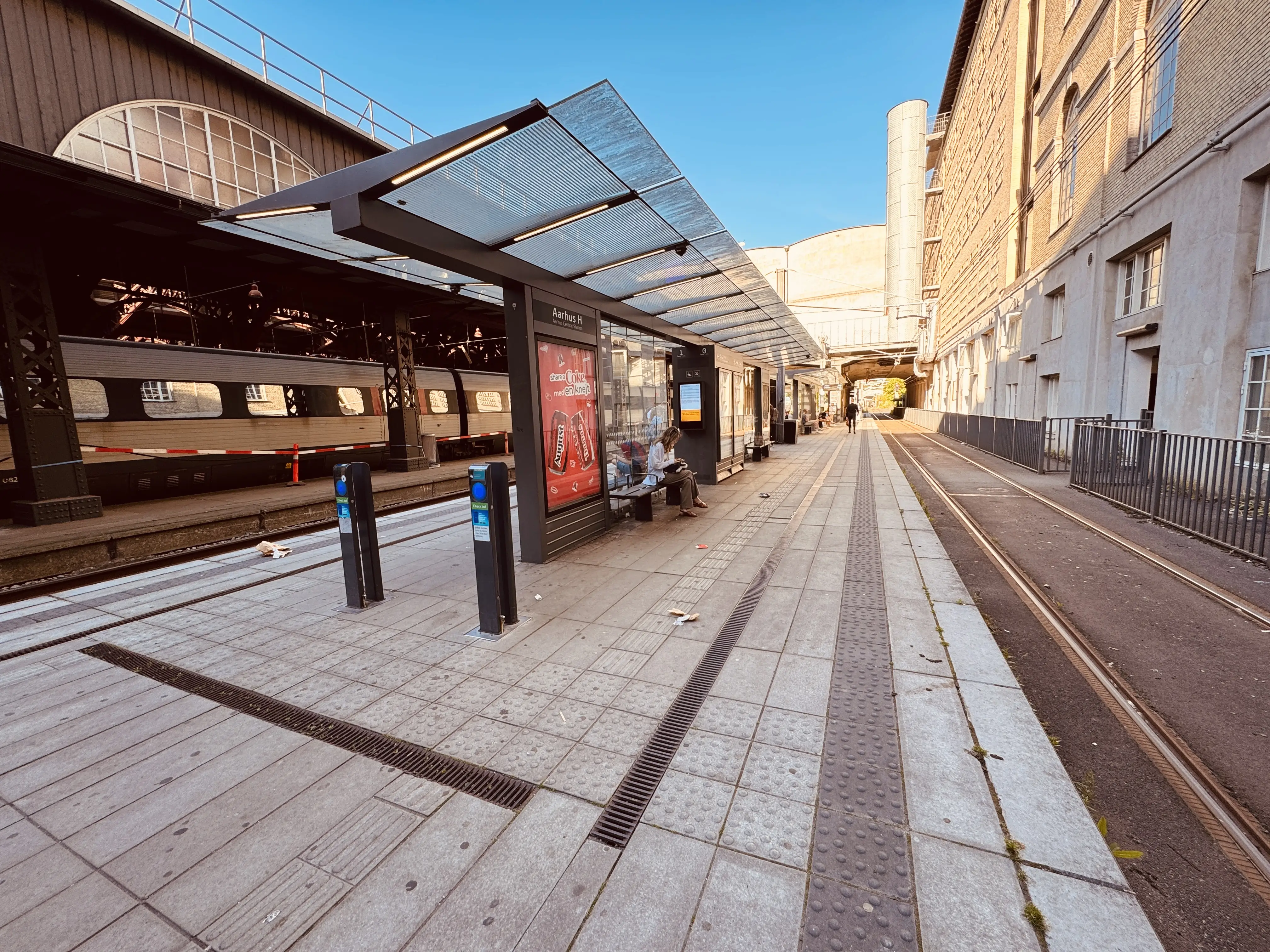Billede af Letbaneperronen på Aarhus Hovedbanegård. Billede af Letbaneperronen på Aarhus Hovedbanegård.