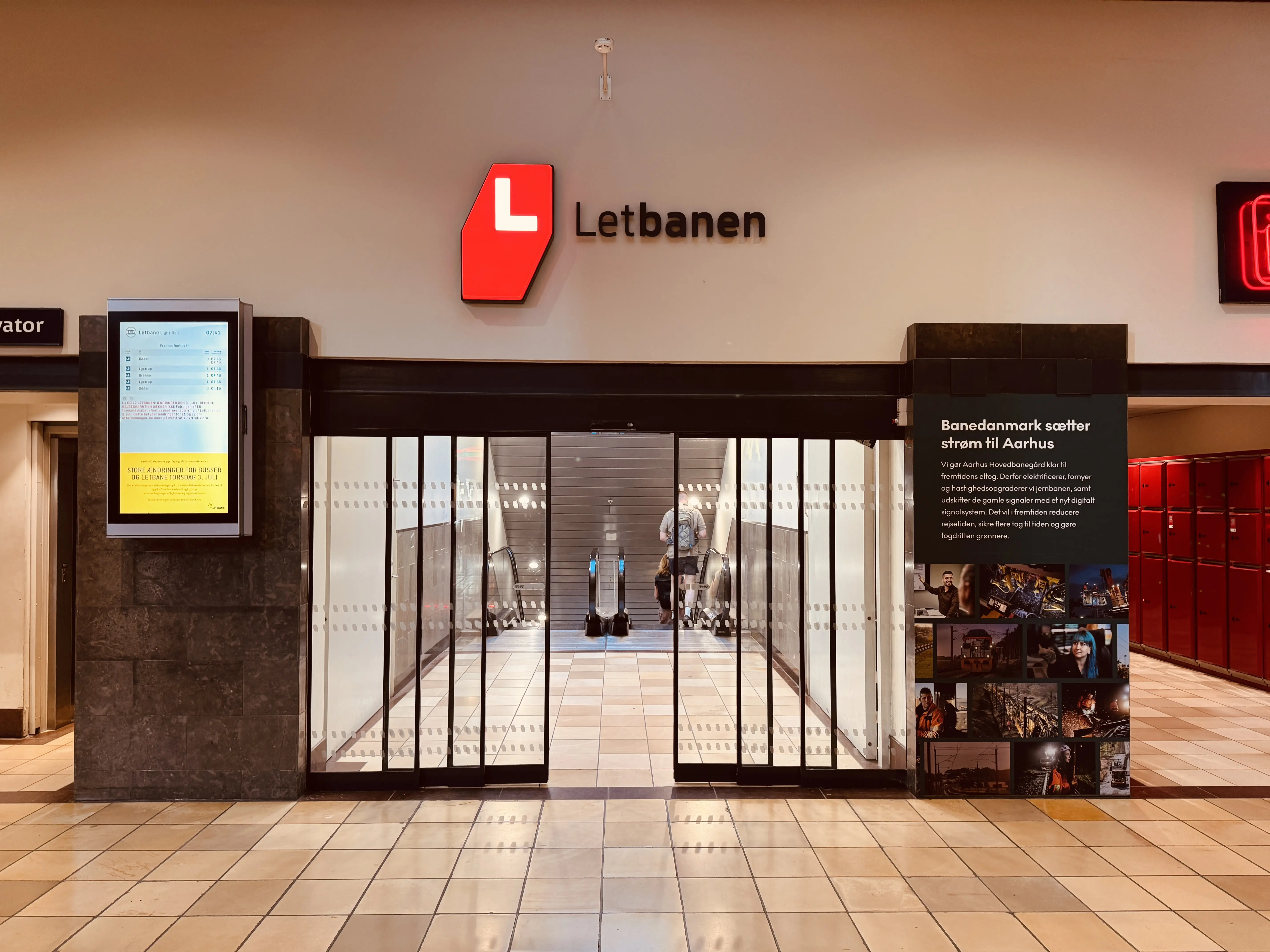 Billede af nedgangen til Letbaneperronen på Aarhus Hovedbanegård. Billede af nedgangen til Letbaneperronen på Aarhus Hovedbanegård.