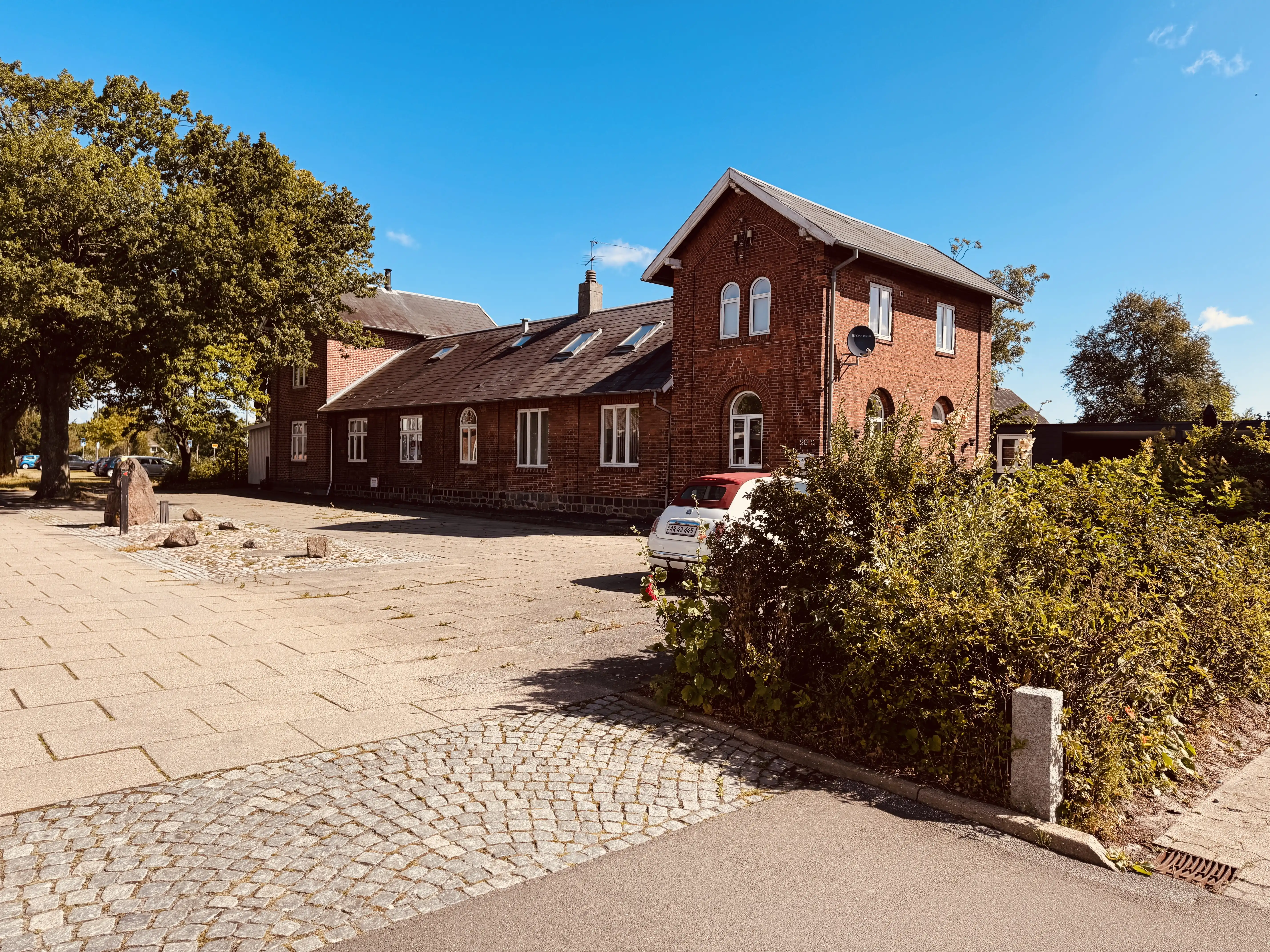 Billede af Hou Station. Billede af Hou Station.