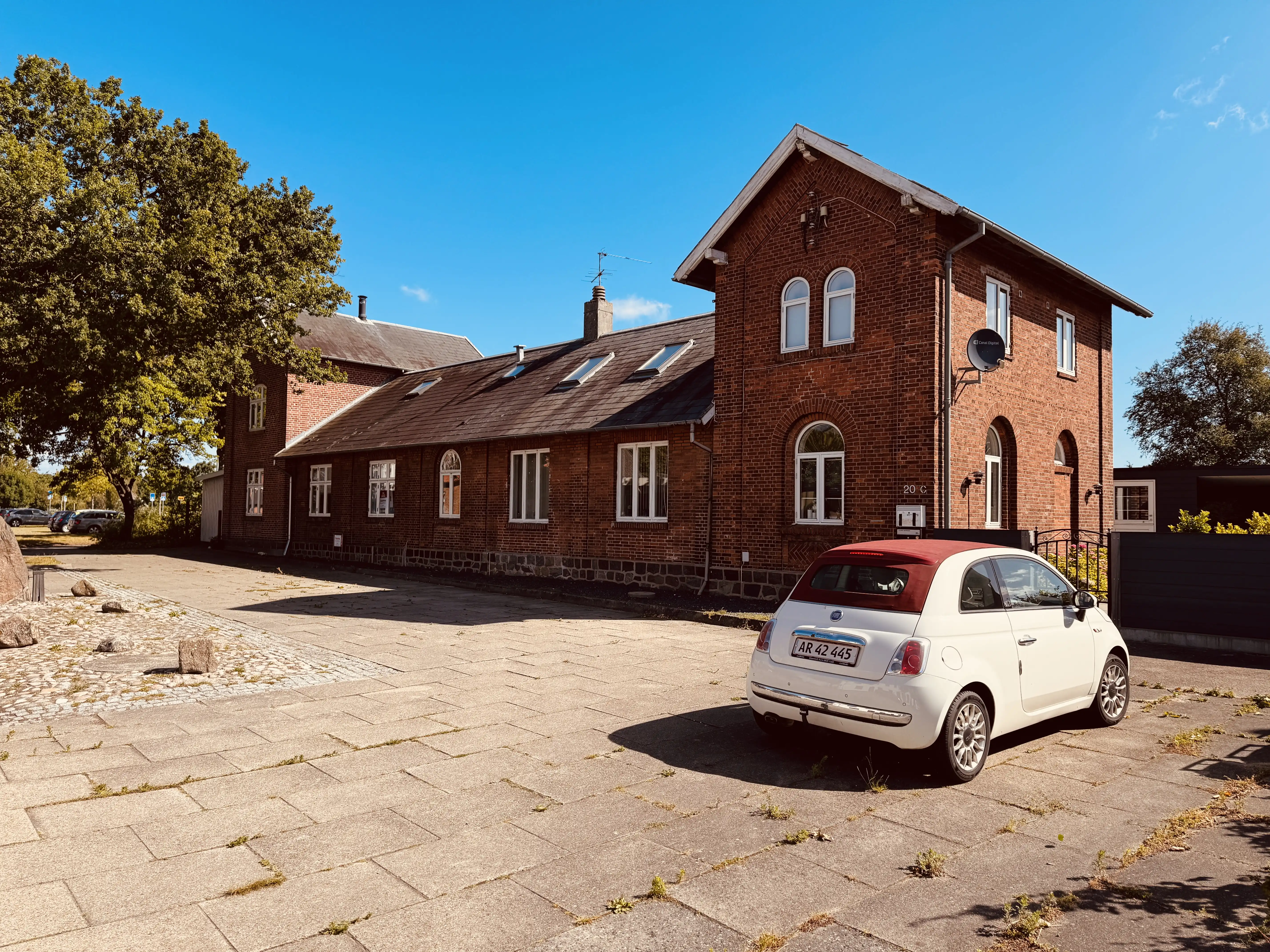 Billede af Hou Station. Billede af Hou Station.
