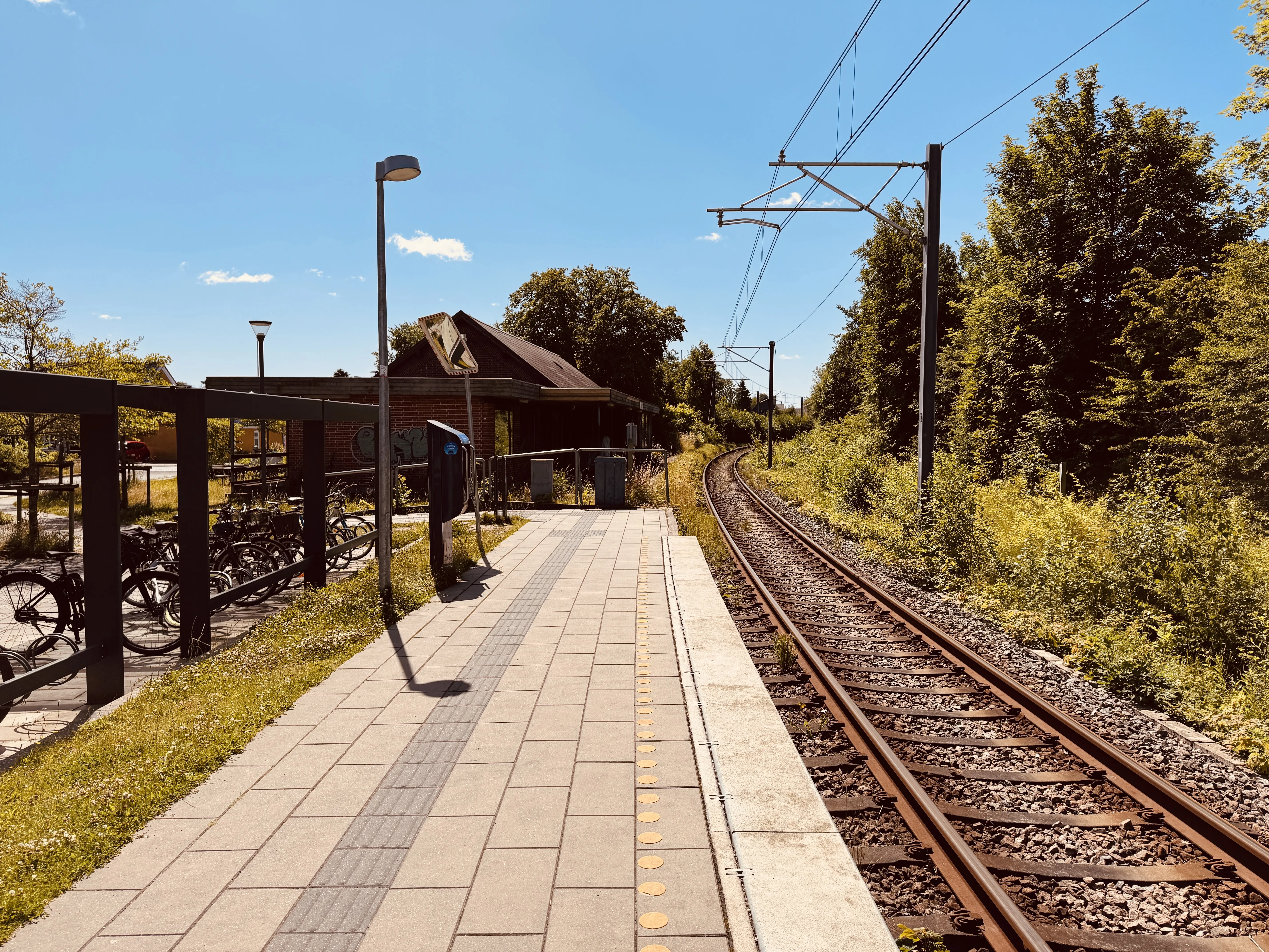 Billede af Beder Trinbræt, hvor det oprindelige trinbræt lå for enden af perronen ud for stationsbygningen. Billede af Beder Trinbræt, hvor det oprindelige trinbræt lå for enden af perronen ud for stationsbygningen.