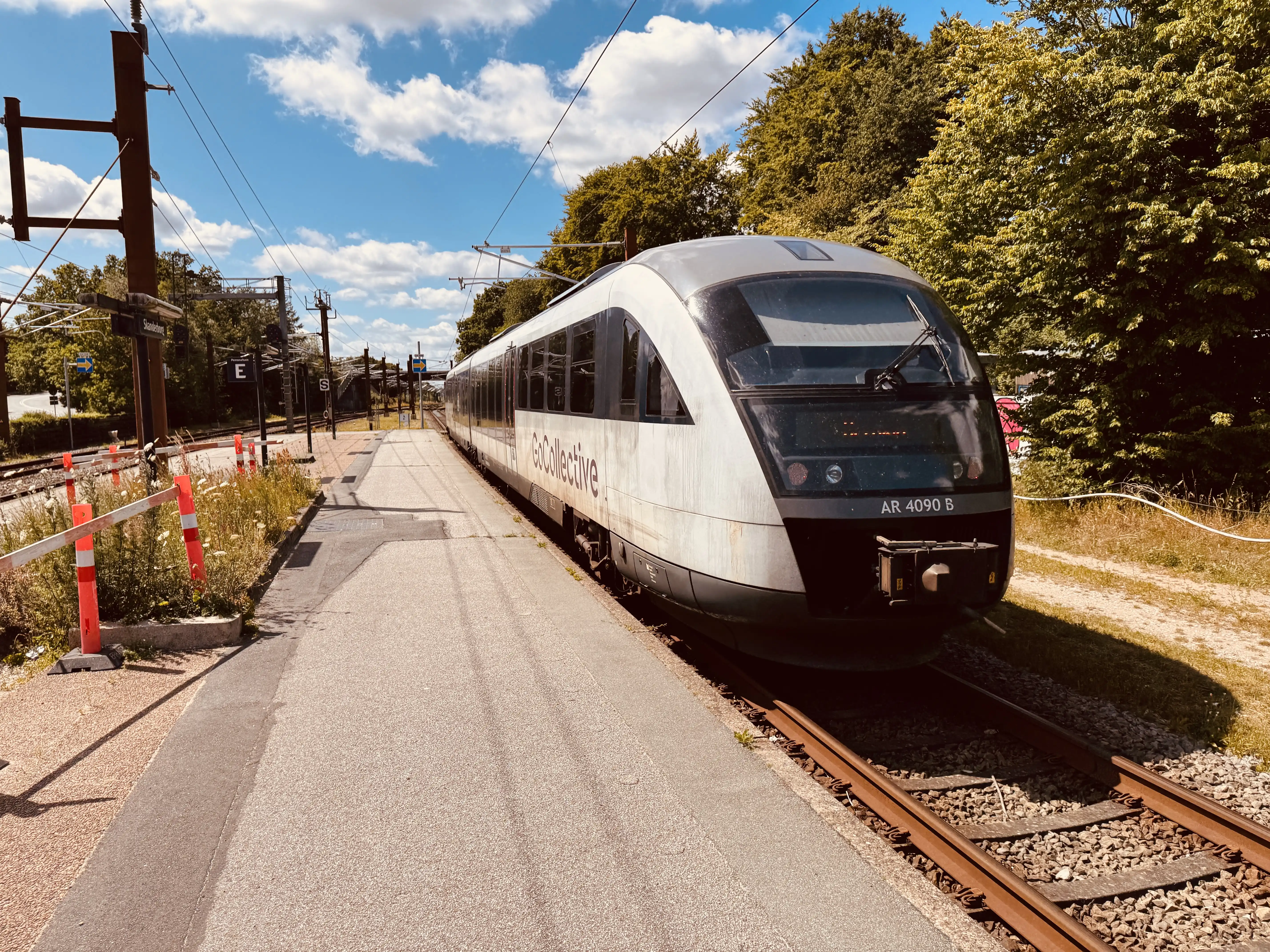 Billede af GoCollective AR 4090, tidligere DSB MQ 4130-4930 fotograferet ud for Skanderborg Station. Billede af GoCollective AR 4090, tidligere DSB MQ 4130-4930 fotograferet ud for Skanderborg Station.
