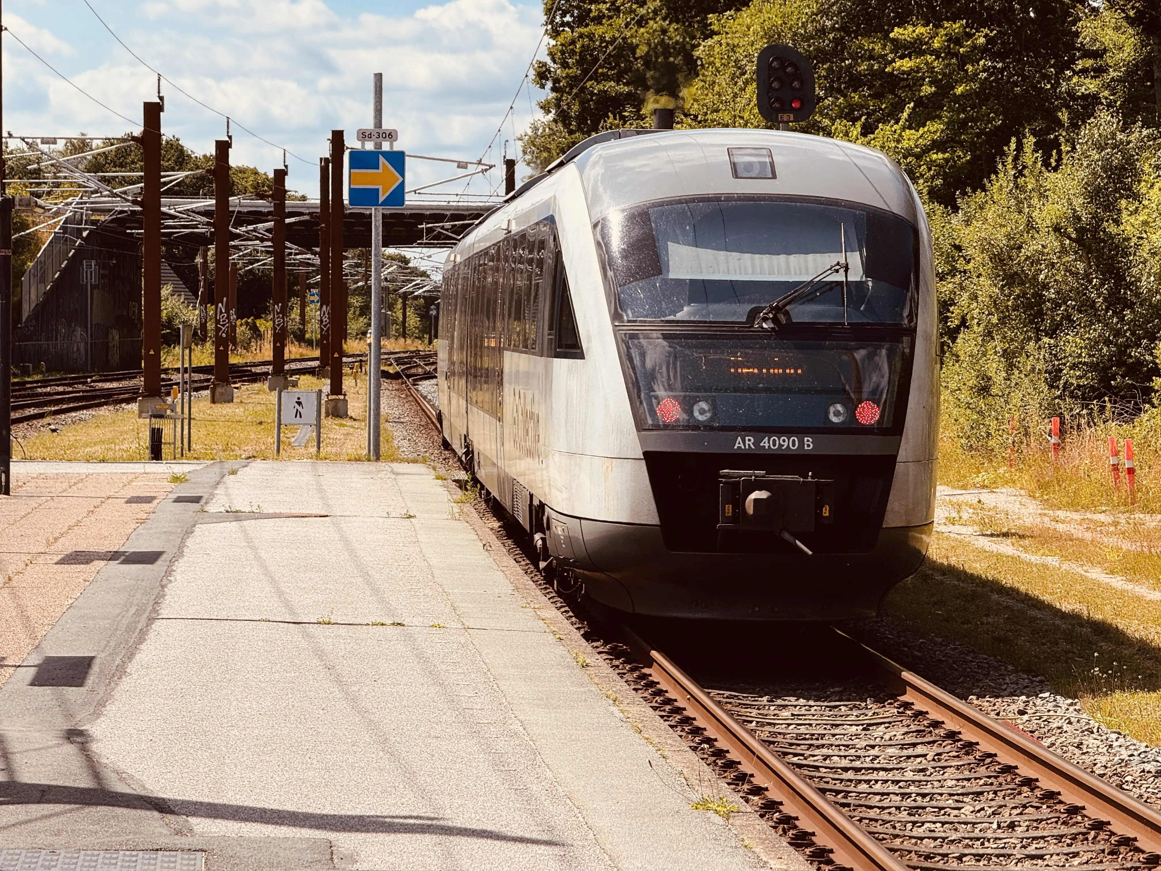 Billede af GoCollective AR 4090, tidligere DSB MQ 4130-4930 fotograferet ud for Skanderborg Station. Billede af GoCollective AR 4090, tidligere DSB MQ 4130-4930 fotograferet ud for Skanderborg Station.