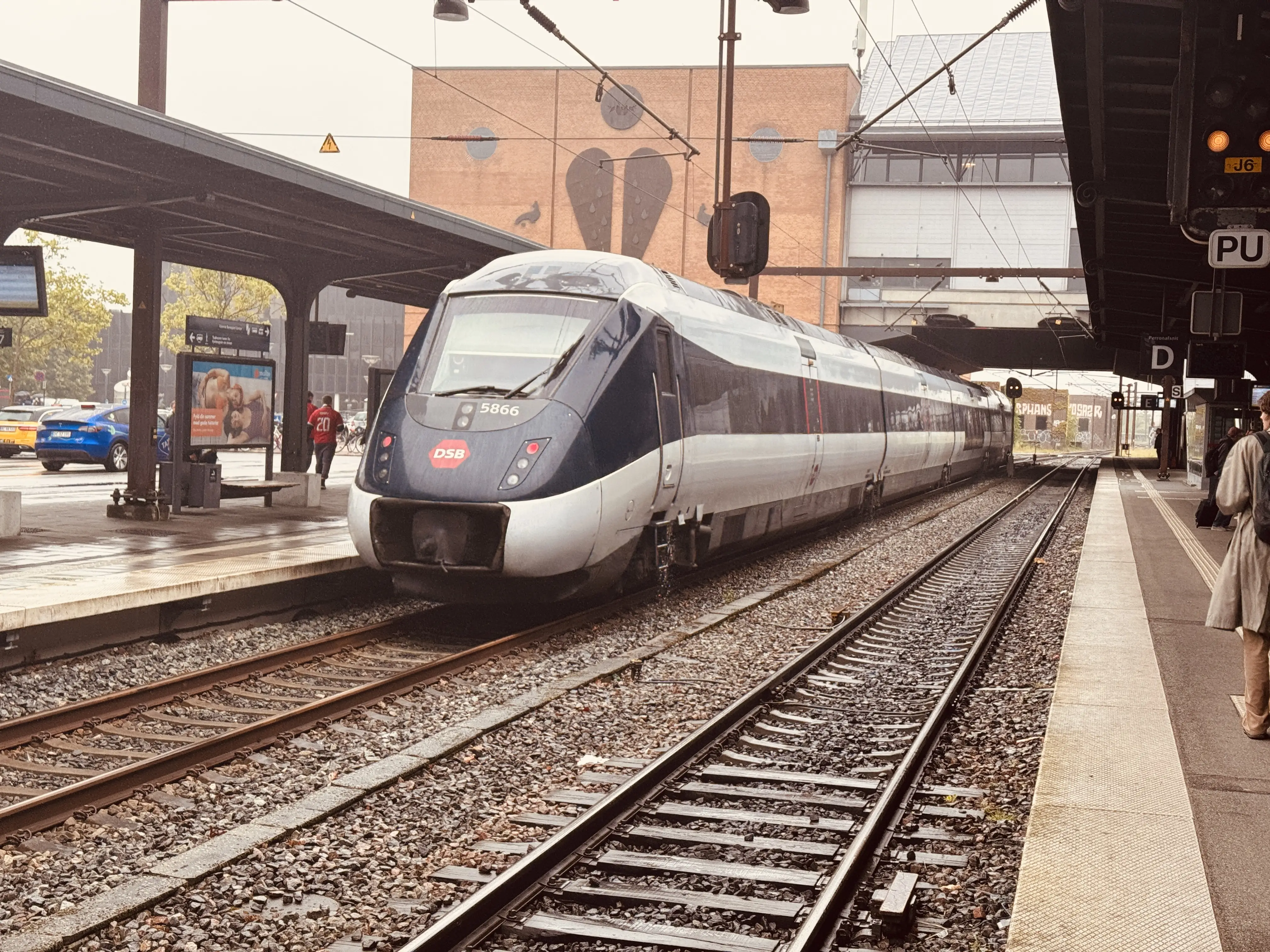 Billede af DSB MG 5666 fotograferet ud for Odense Banegård Center.