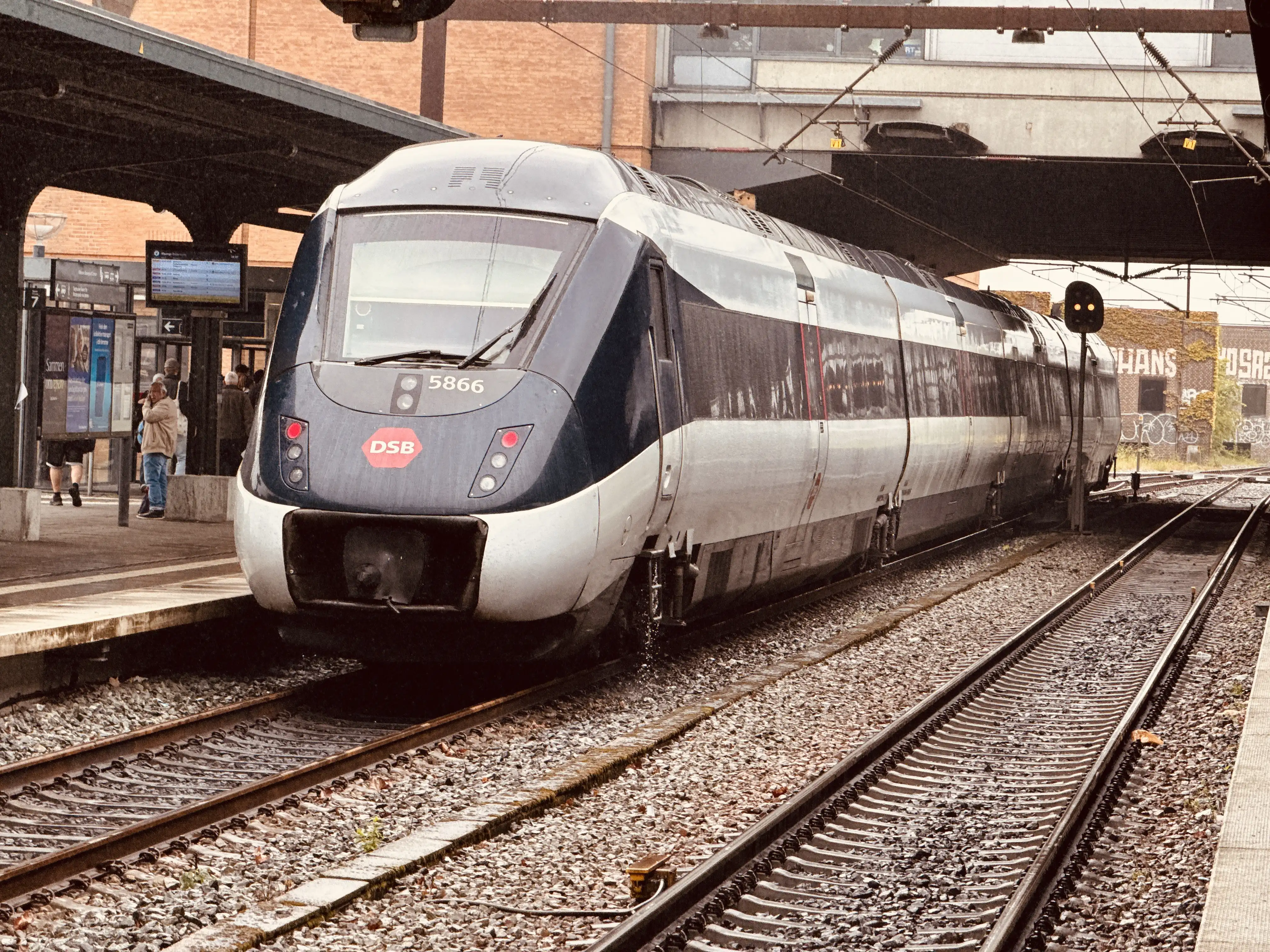 Billede af DSB MG 5666 fotograferet ud for Odense Banegård Center.