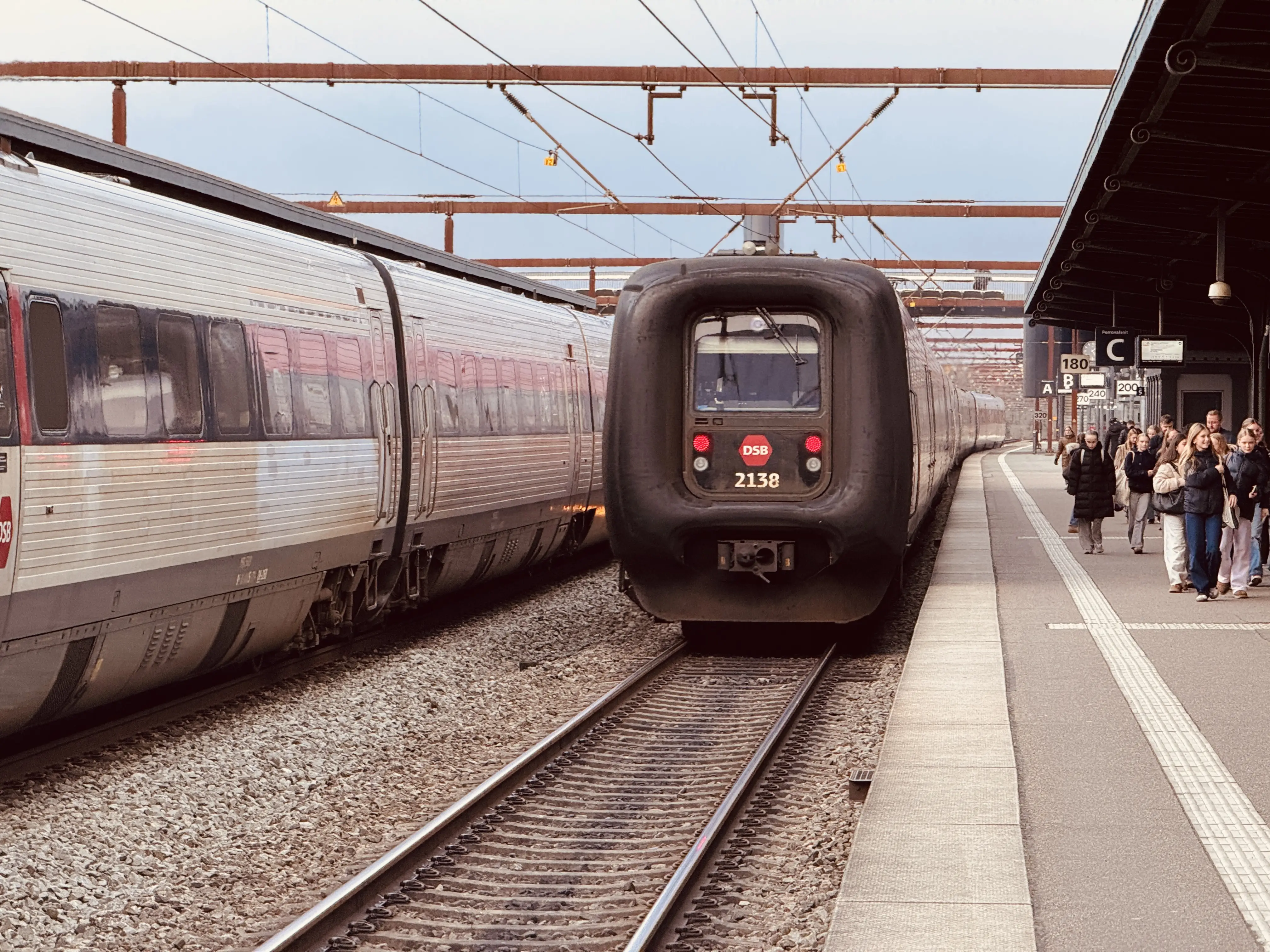 Billede af DSB ER 2038 fotograferet ud for Odense Banegård Center.