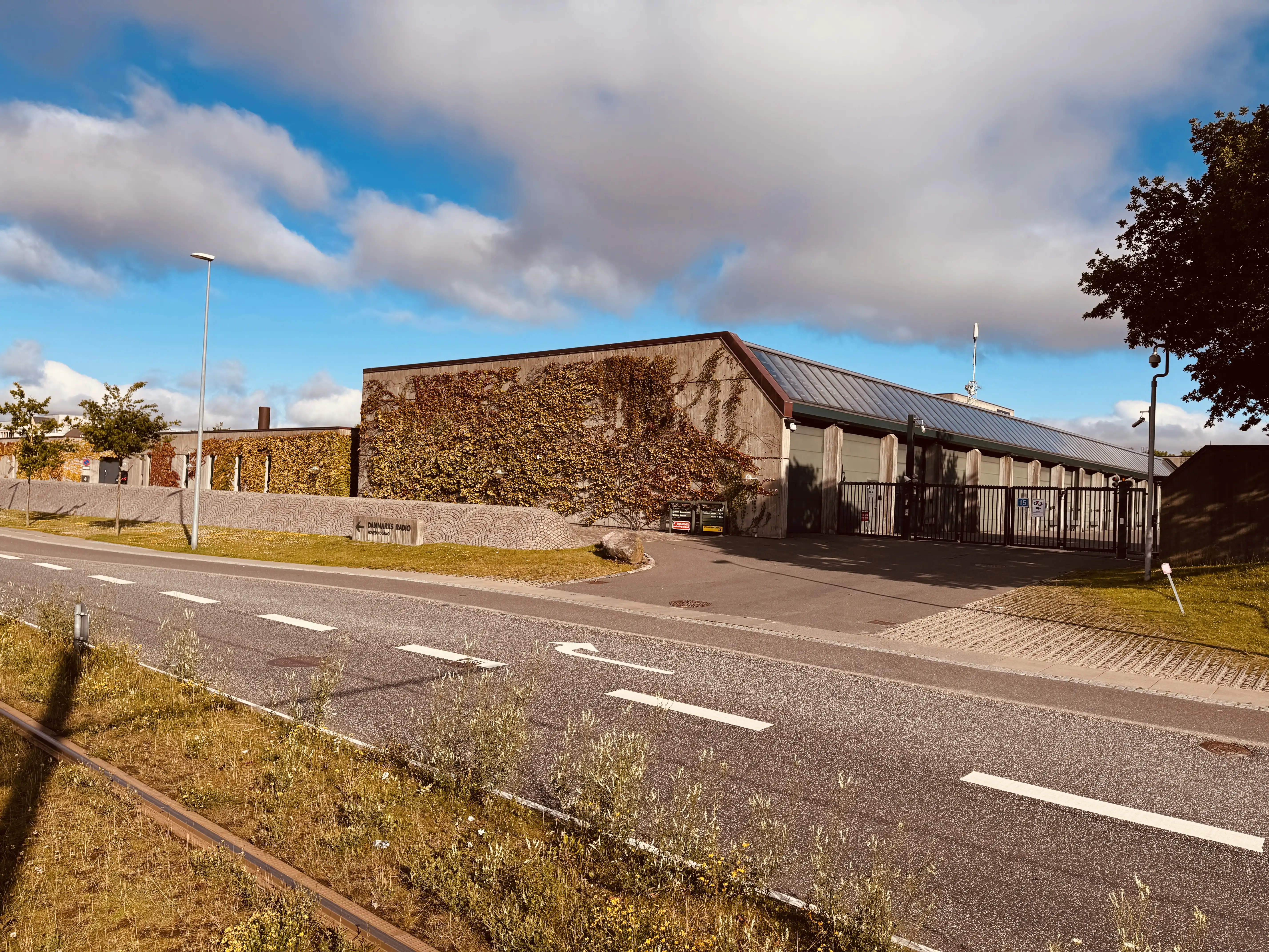 Billede af Nehrus Allé Letbanestation, med DR i baggrunden.