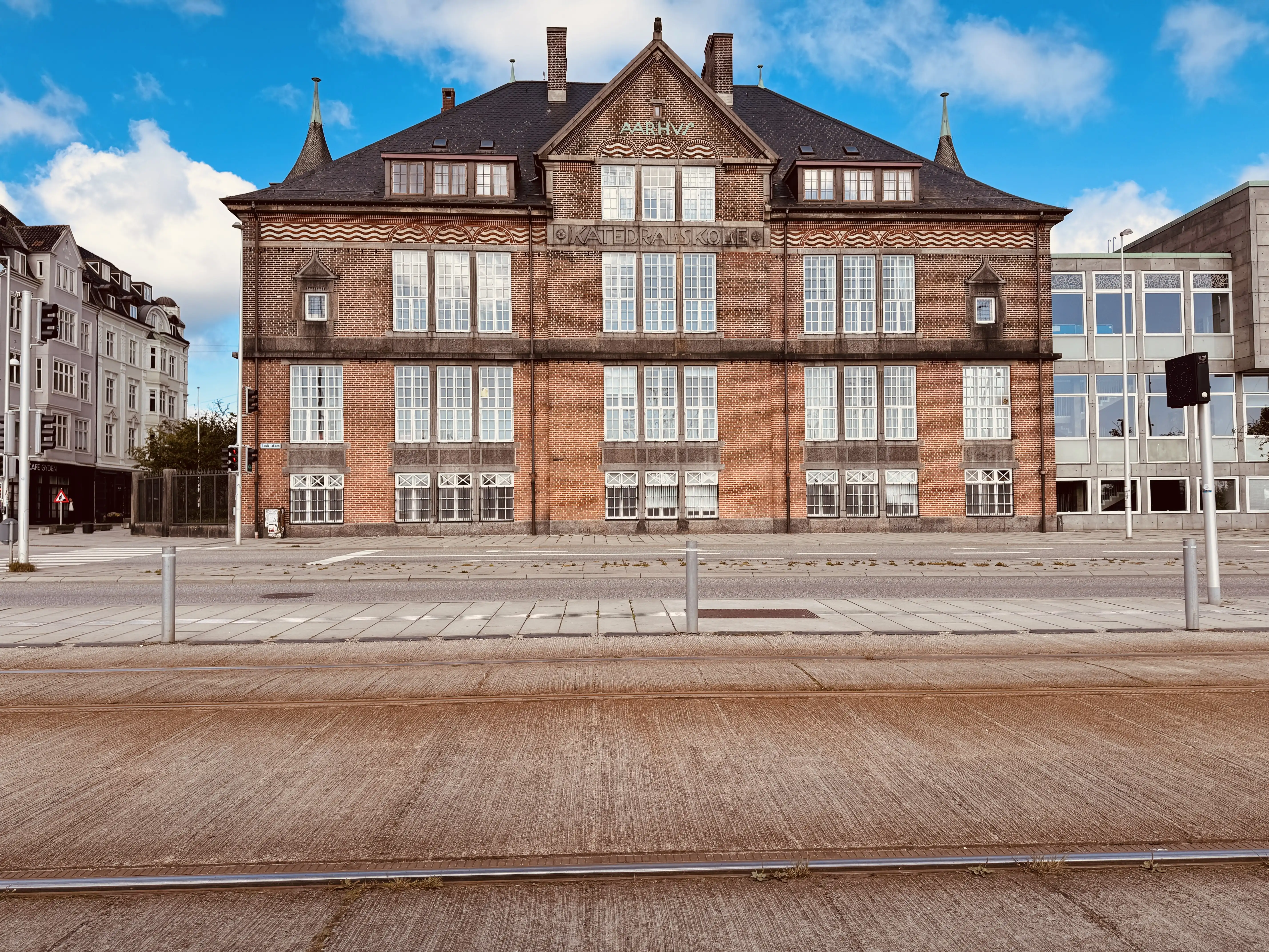 af Aarhus Katedralskole, som ligger over for Skolebakken Trinbræt og er årsagen til navnet Skolebakken for vejen og trinbrættet. af Aarhus Katedralskole, som ligger over for Skolebakken Trinbræt og er årsagen til navnet Skolebakken for vejen og trinbrættet.
