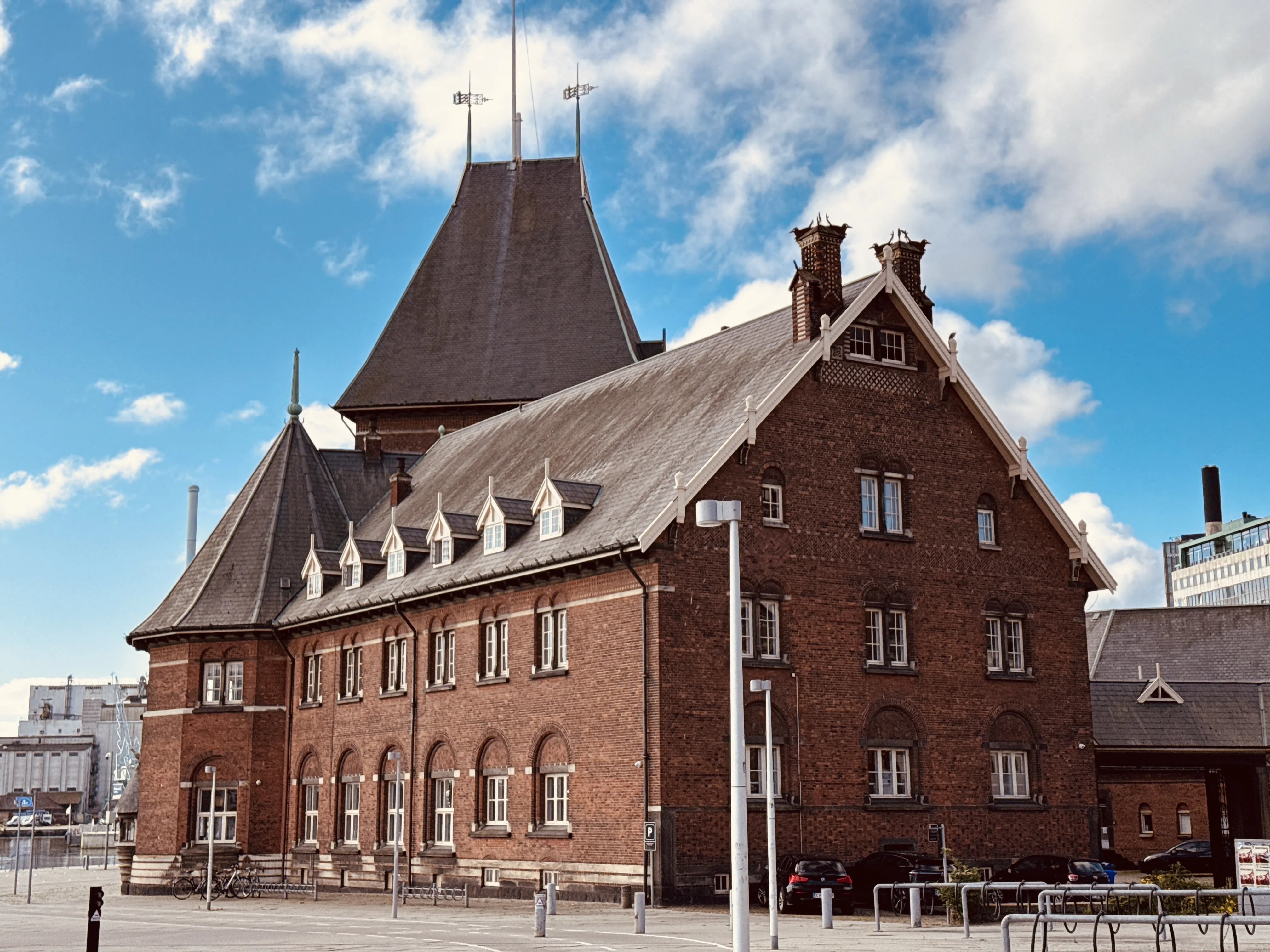 Billede af den ikoniske bygning, Aarhus Toldkammer eller Toldboden, som ligger ved Skolebakken Trinbræt. Billede af den ikoniske bygning, Aarhus Toldkammer eller Toldboden, som ligger ved Skolebakken Trinbræt.