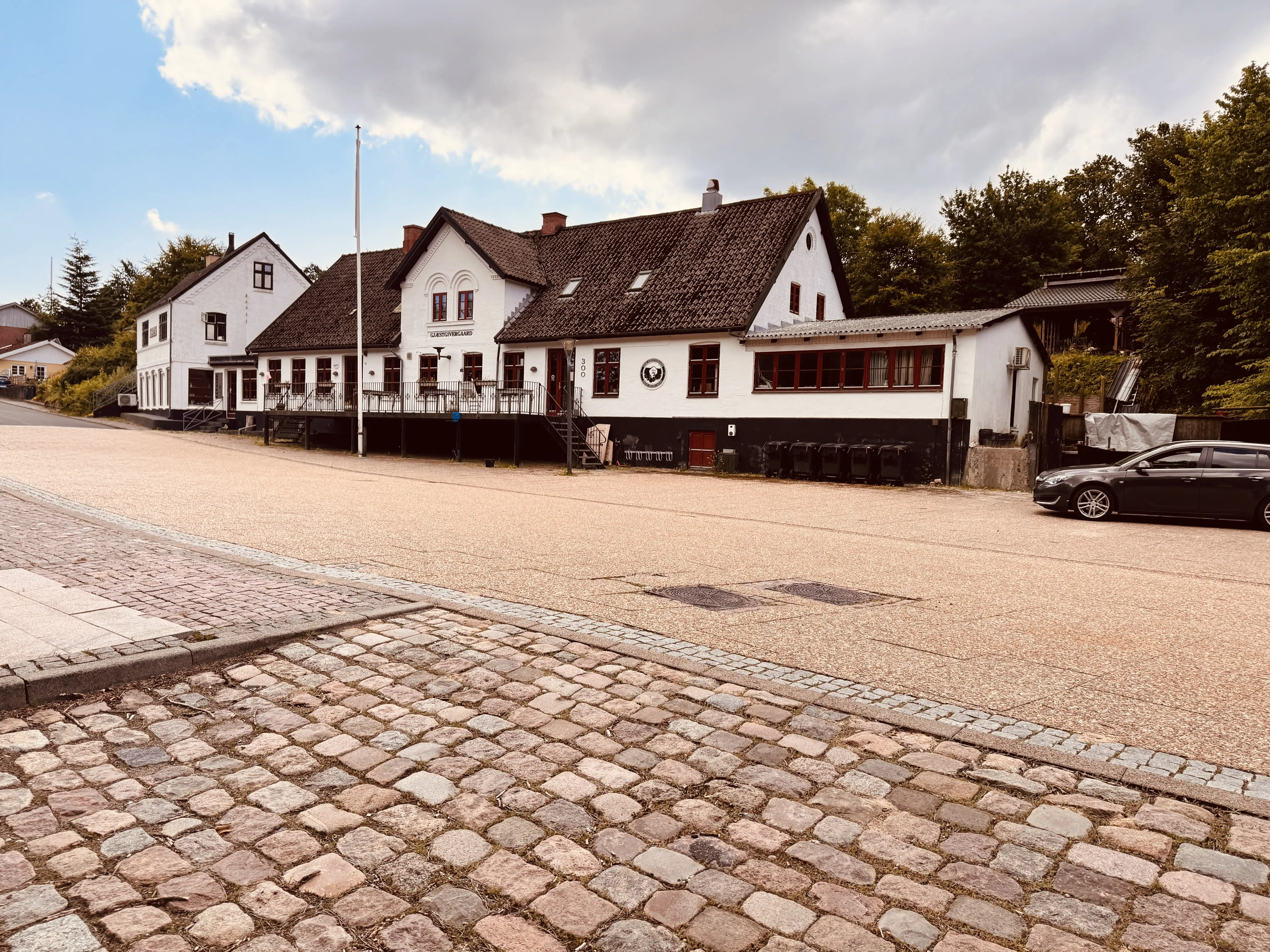 Billede af Gjæstgivergaarden, som blev opført over for Tolne Station i 1897. Billede af Gjæstgivergaarden, som blev opført over for Tolne Station i 1897.