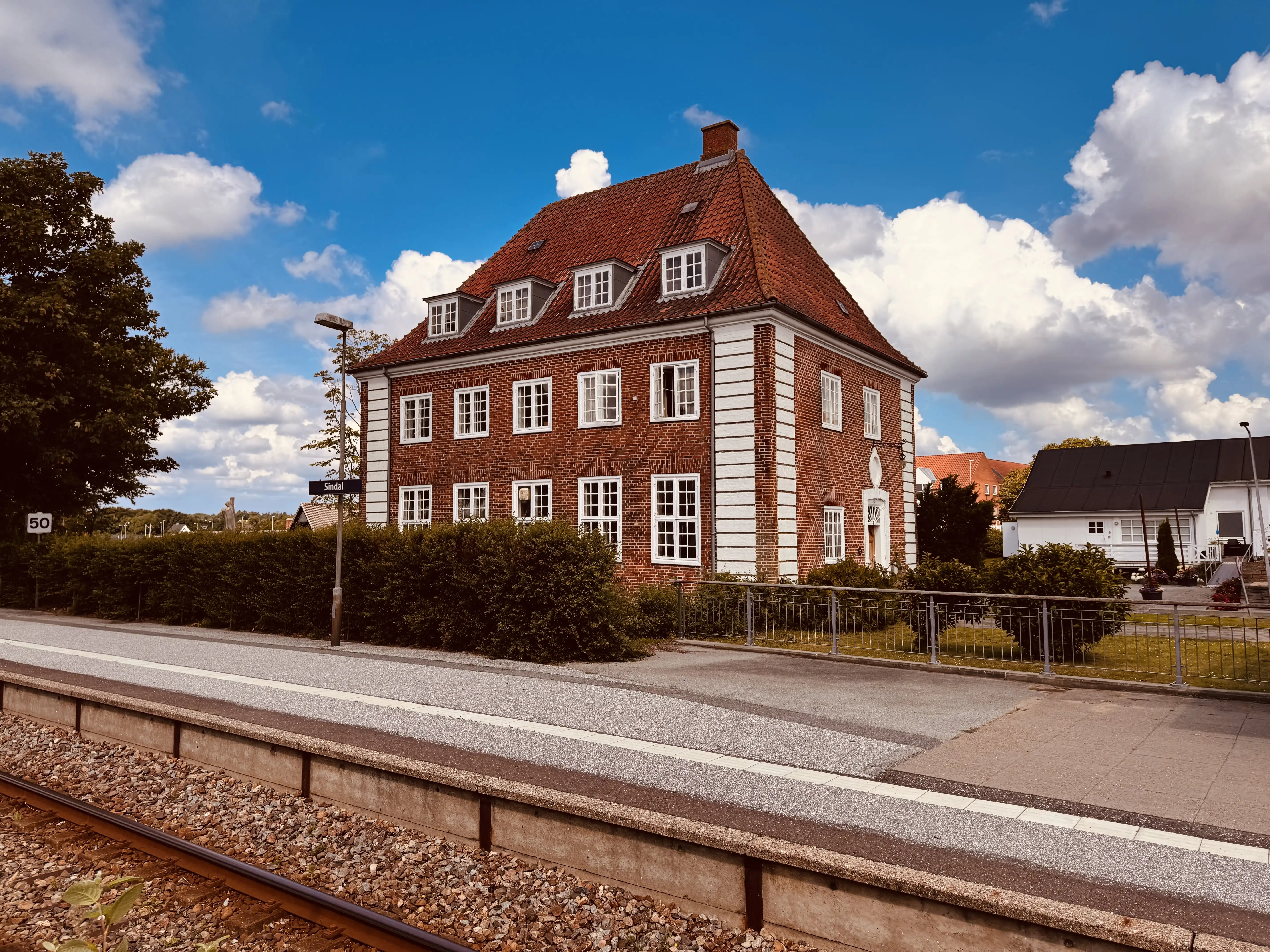 Billede af det tidligere posthus ved Sindal Station. Billede af det tidligere posthus ved Sindal Station.