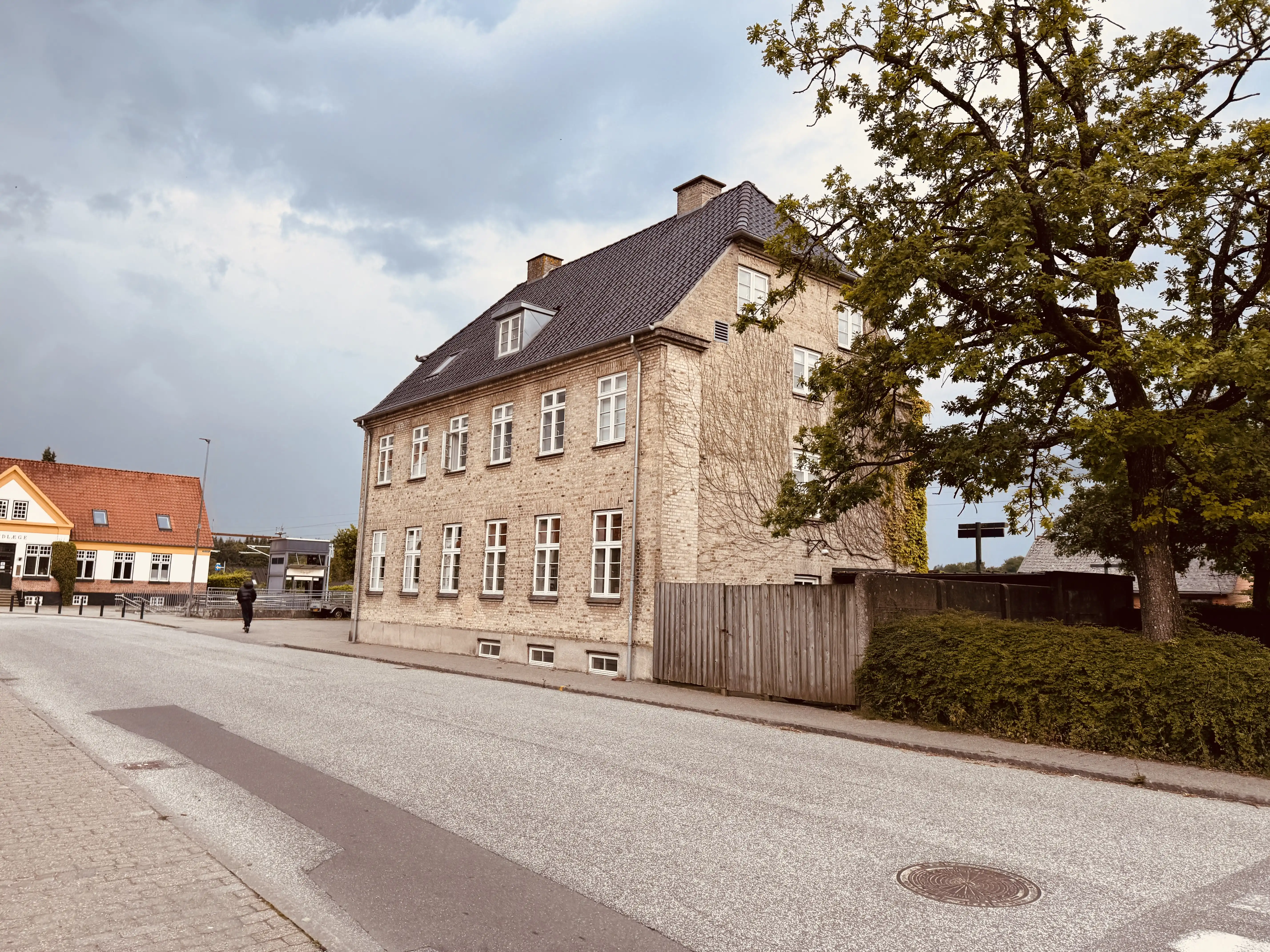 Billede af den tidligere postbygning ved Skørping Station.