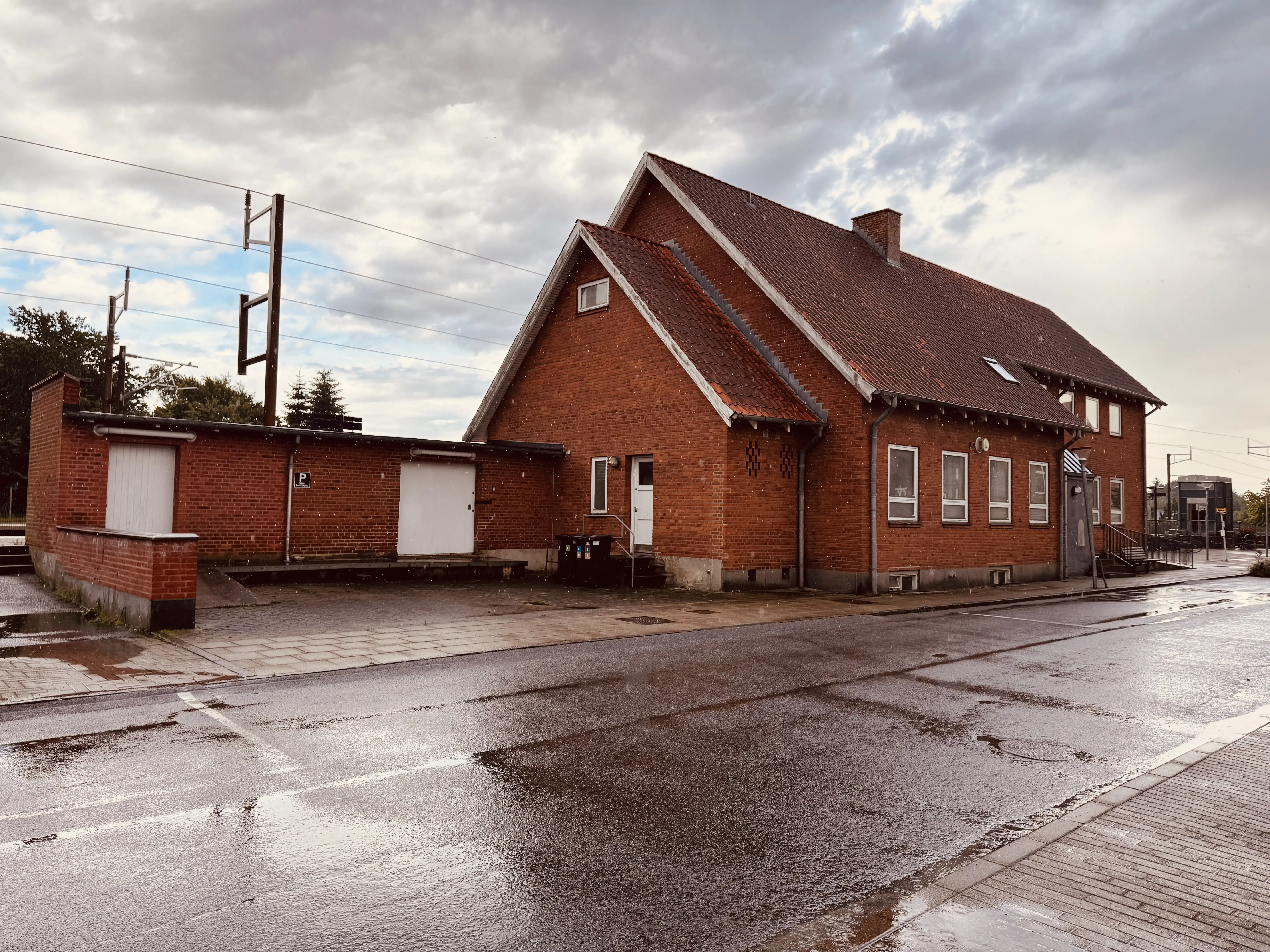 Billede af postbygningen fra 1954 ved Arden Station. Billede af postbygningen fra 1954 ved Arden Station.